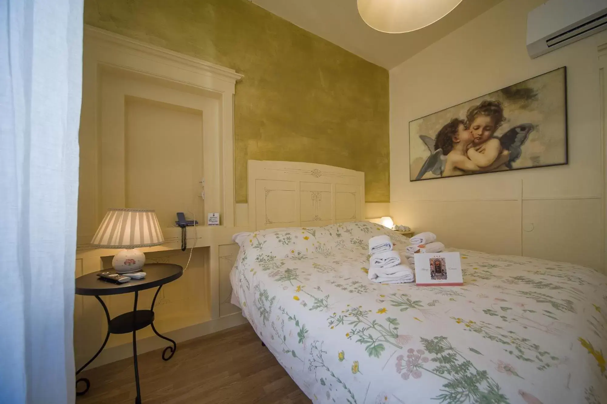 Bed in Albergo Etruria