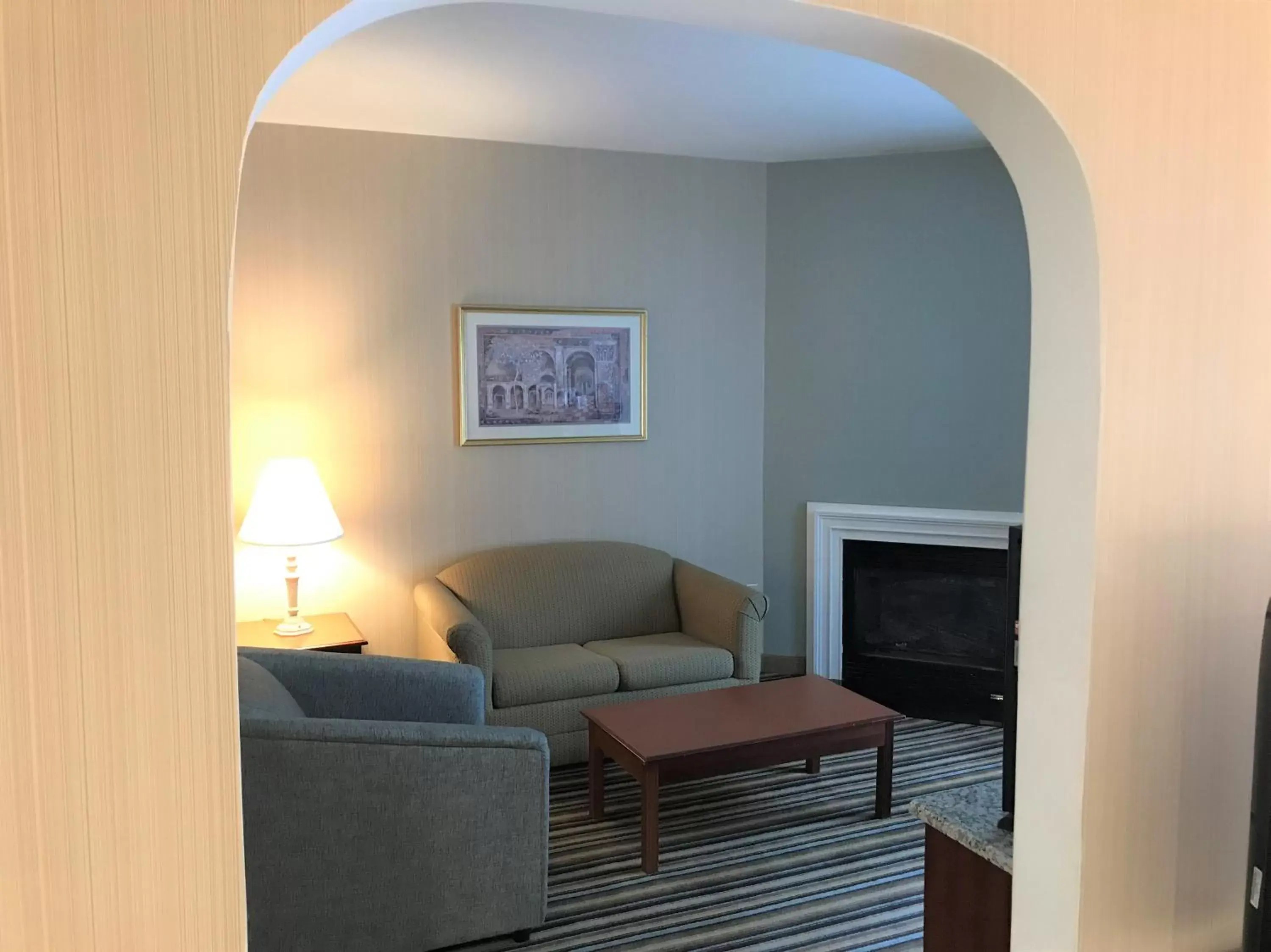 Living room, Seating Area in Best Western Plus New England Inn & Suites
