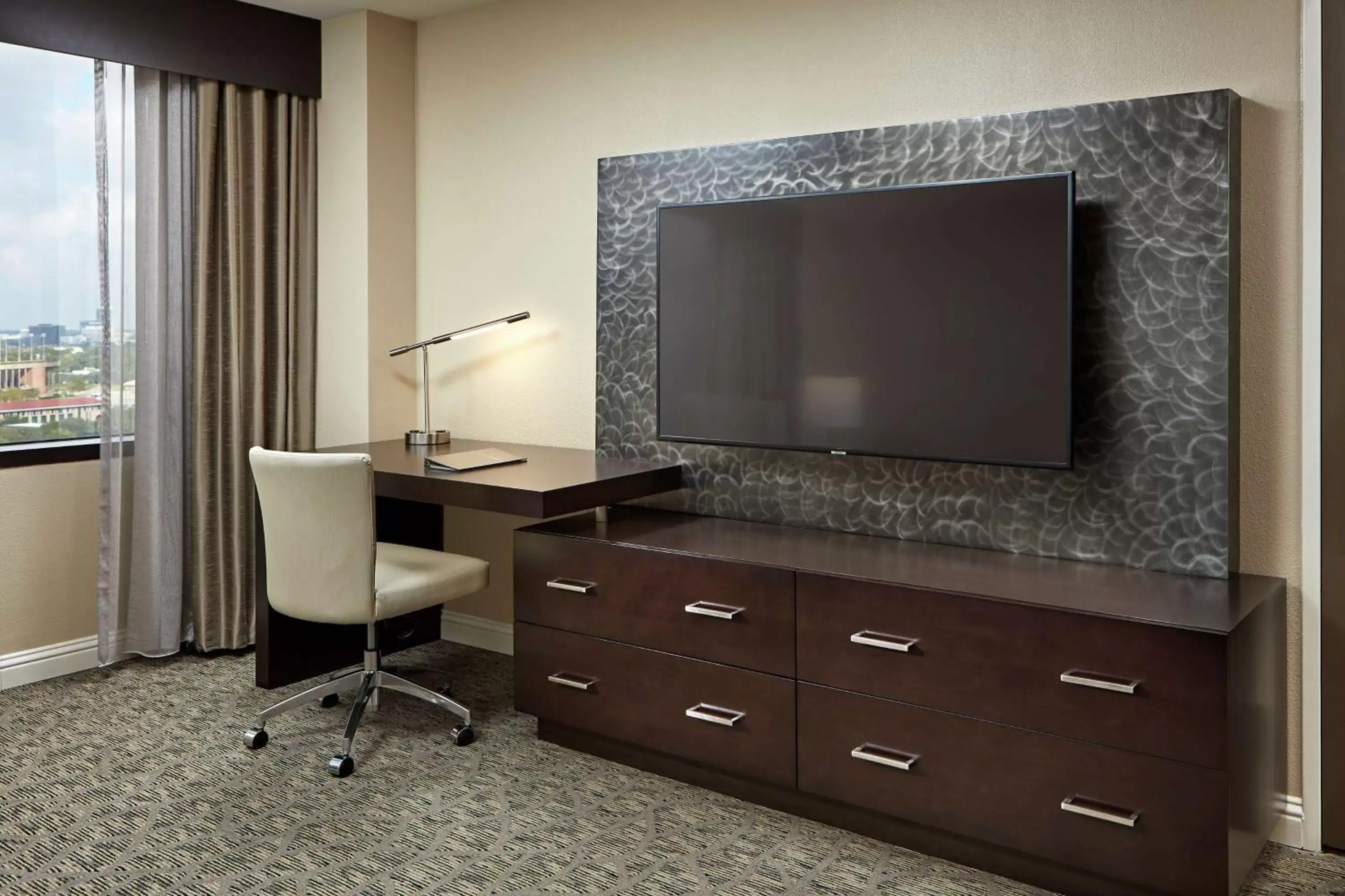 Bedroom, TV/Entertainment Center in Hilton Houston Plaza/Medical Center