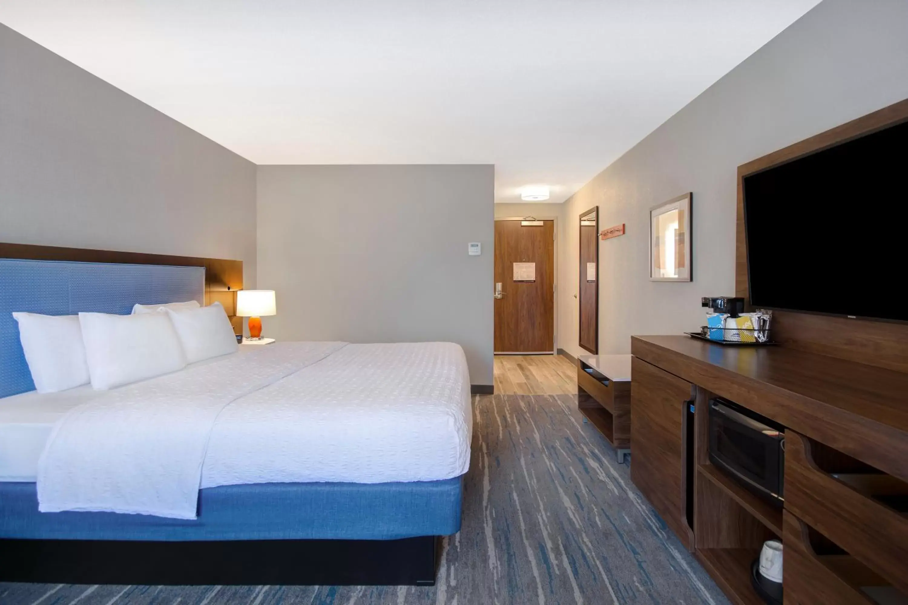 Bed in Hampton Inn & Suites Dayton-Vandalia