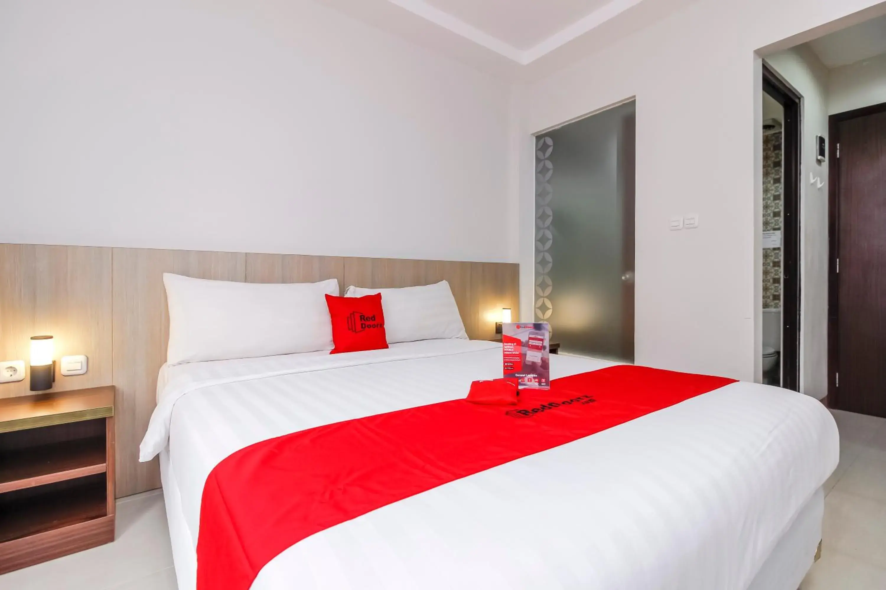 Bedroom, Bed in RedDoorz Plus @ TB Simatupang