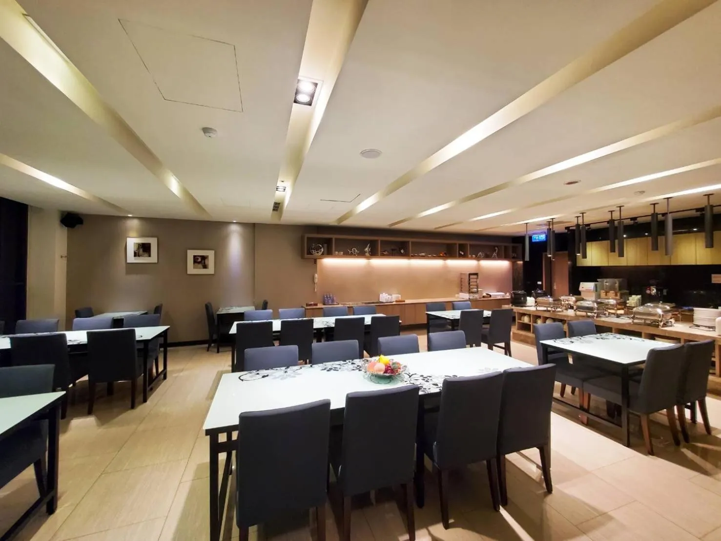 Restaurant/places to eat in Royal Guest Hotel