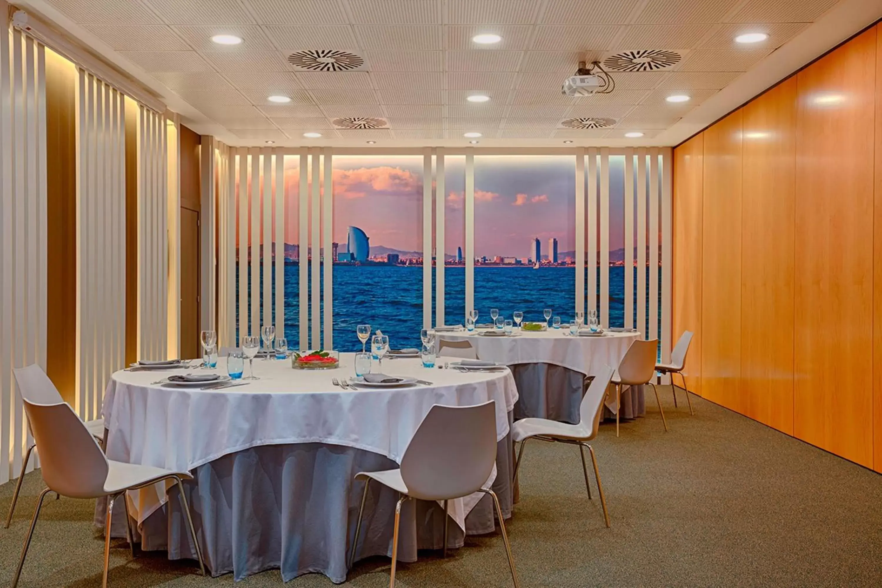 Meeting/conference room, Restaurant/Places to Eat in Four Points by Sheraton Barcelona Diagonal