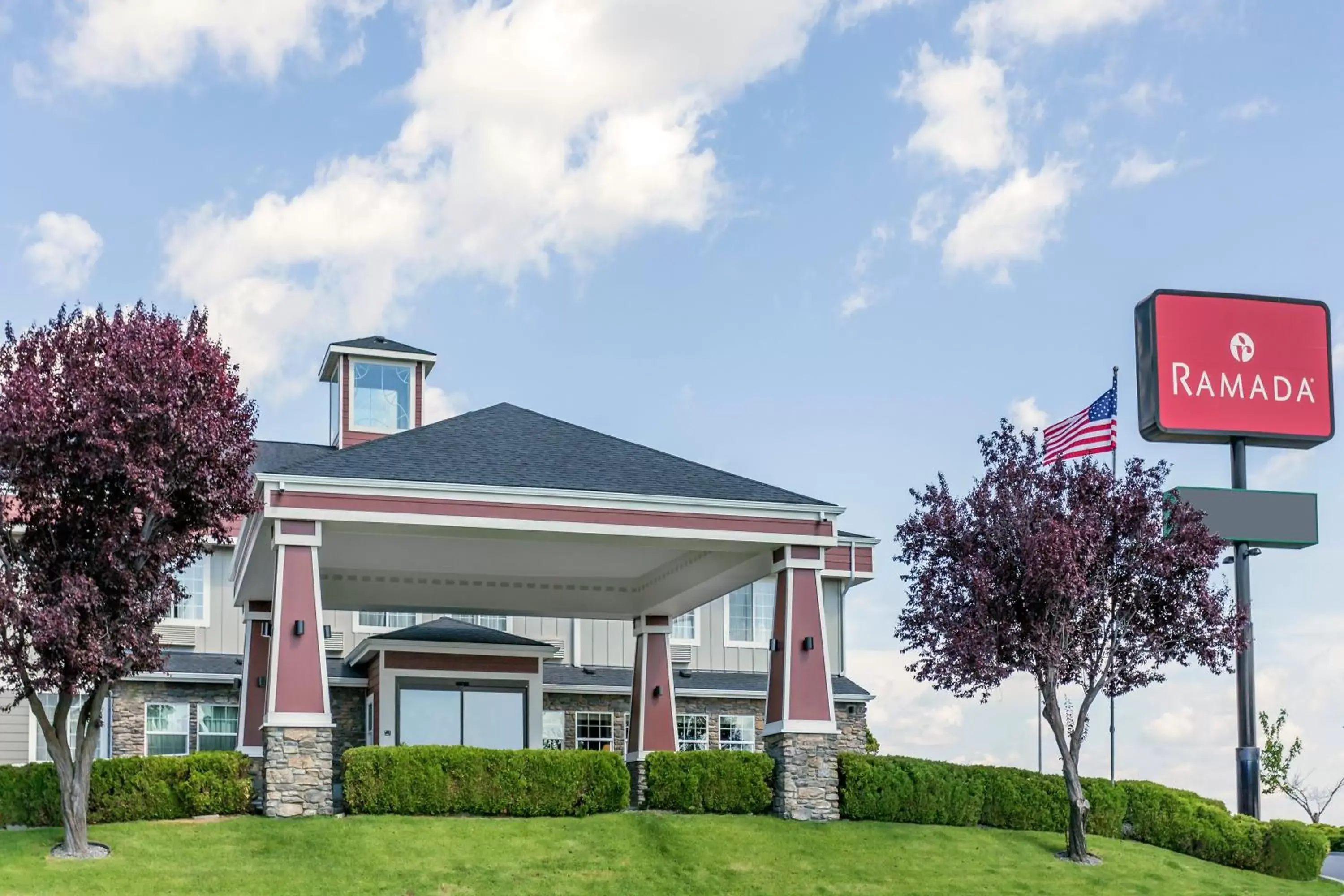 Property building, Facade/Entrance in Ramada by Wyndham Moses Lake