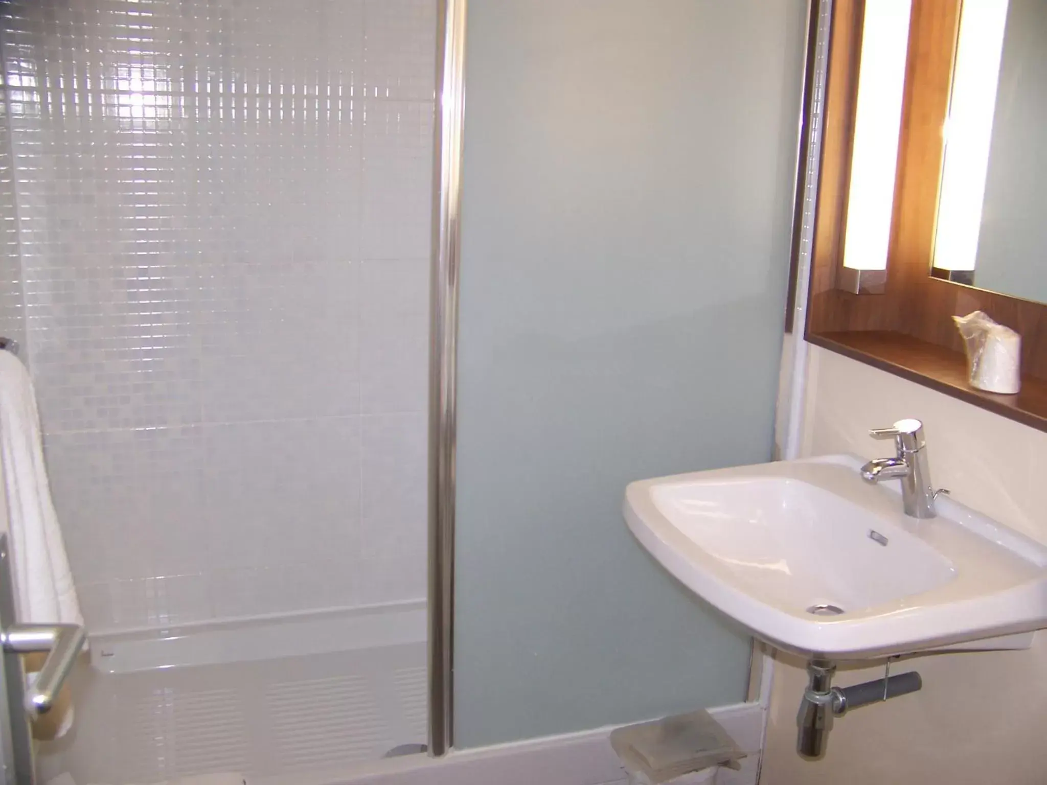 Shower, Bathroom in Campanile Château-Thierry