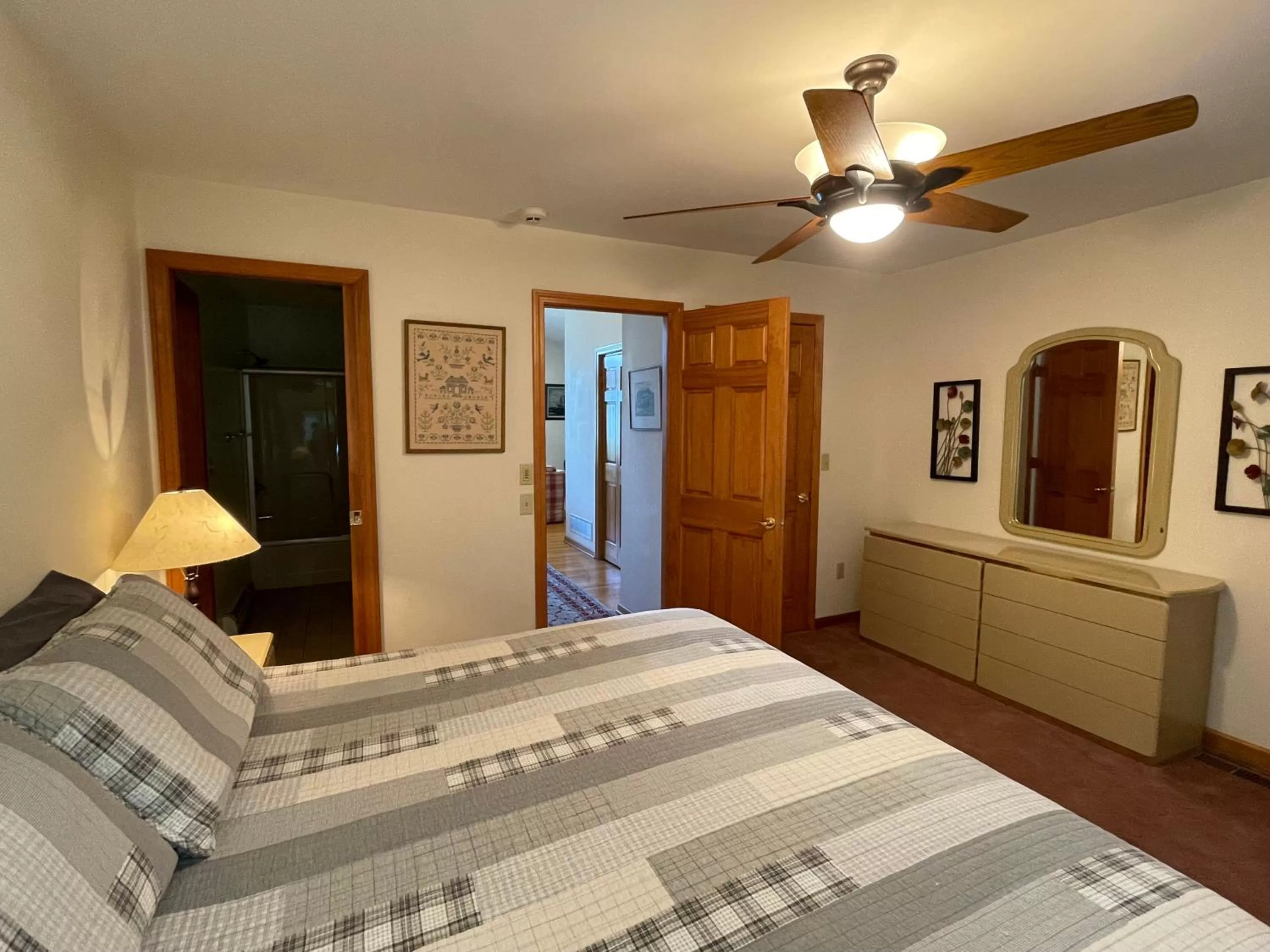 Bedroom, Bed in Hill View Motel and Cottages