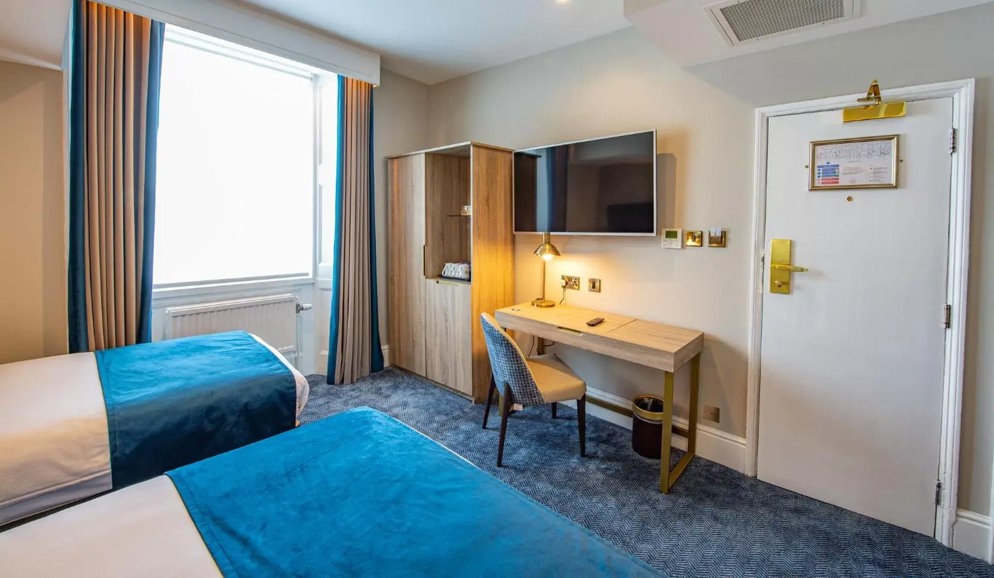 Bed, TV/Entertainment Center in Best Western Premier Dover Marina Hotel & Spa