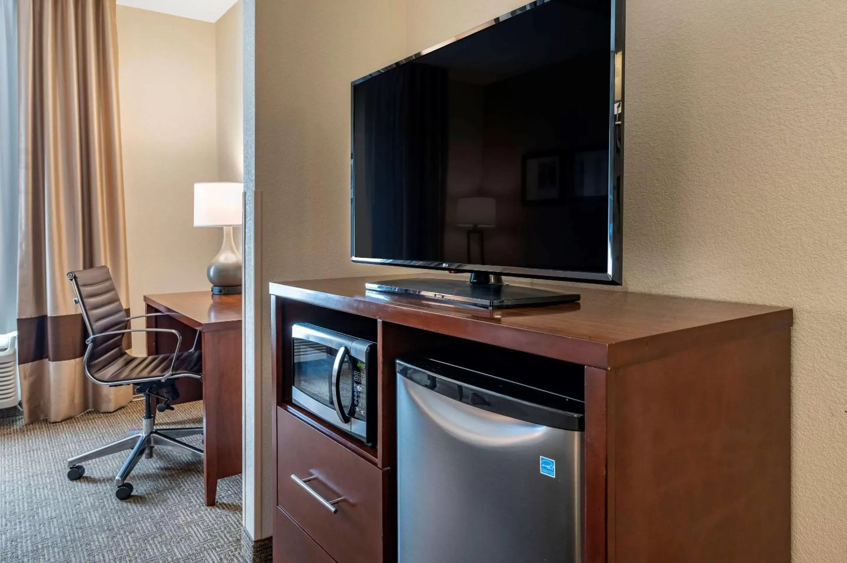 Photo of the whole room, TV/Entertainment Center in Comfort Suites Columbus West - Hilliard