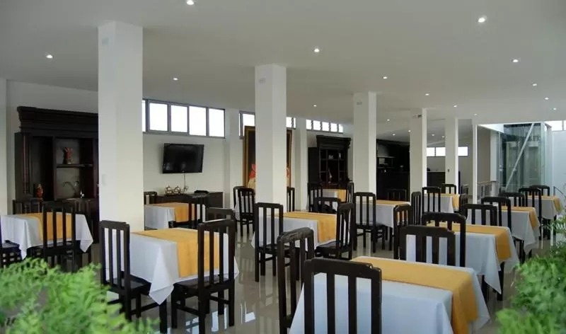 Restaurant/places to eat in Hotel Cafe Plaza