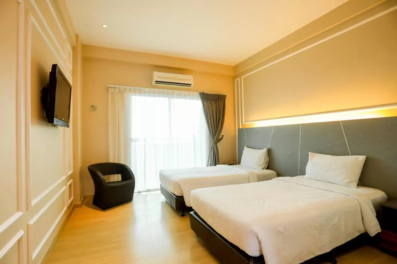 Photo of the whole room, Bed in Marvelux Hotel