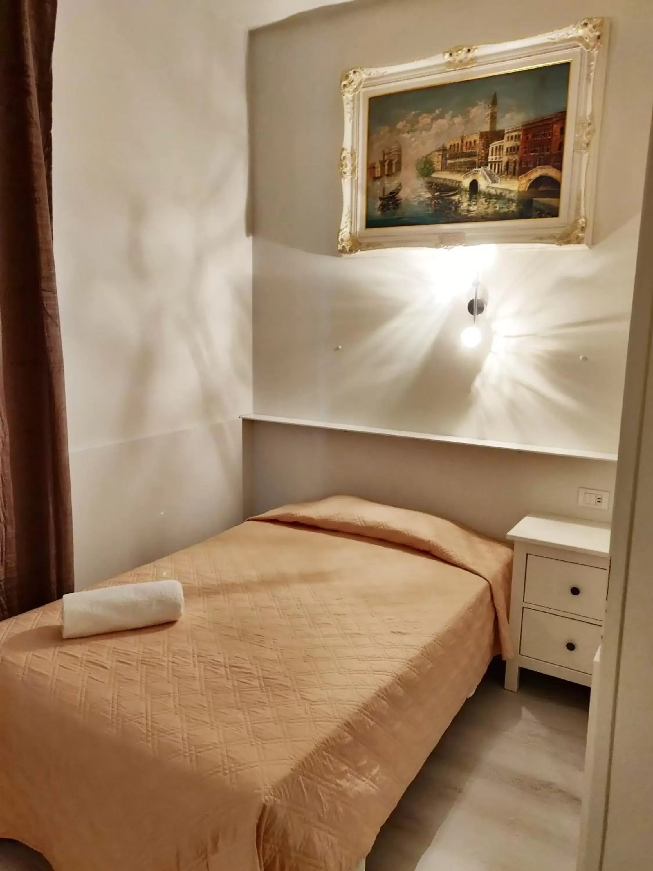 Economy Single Room in Hotel Villa Pigalle