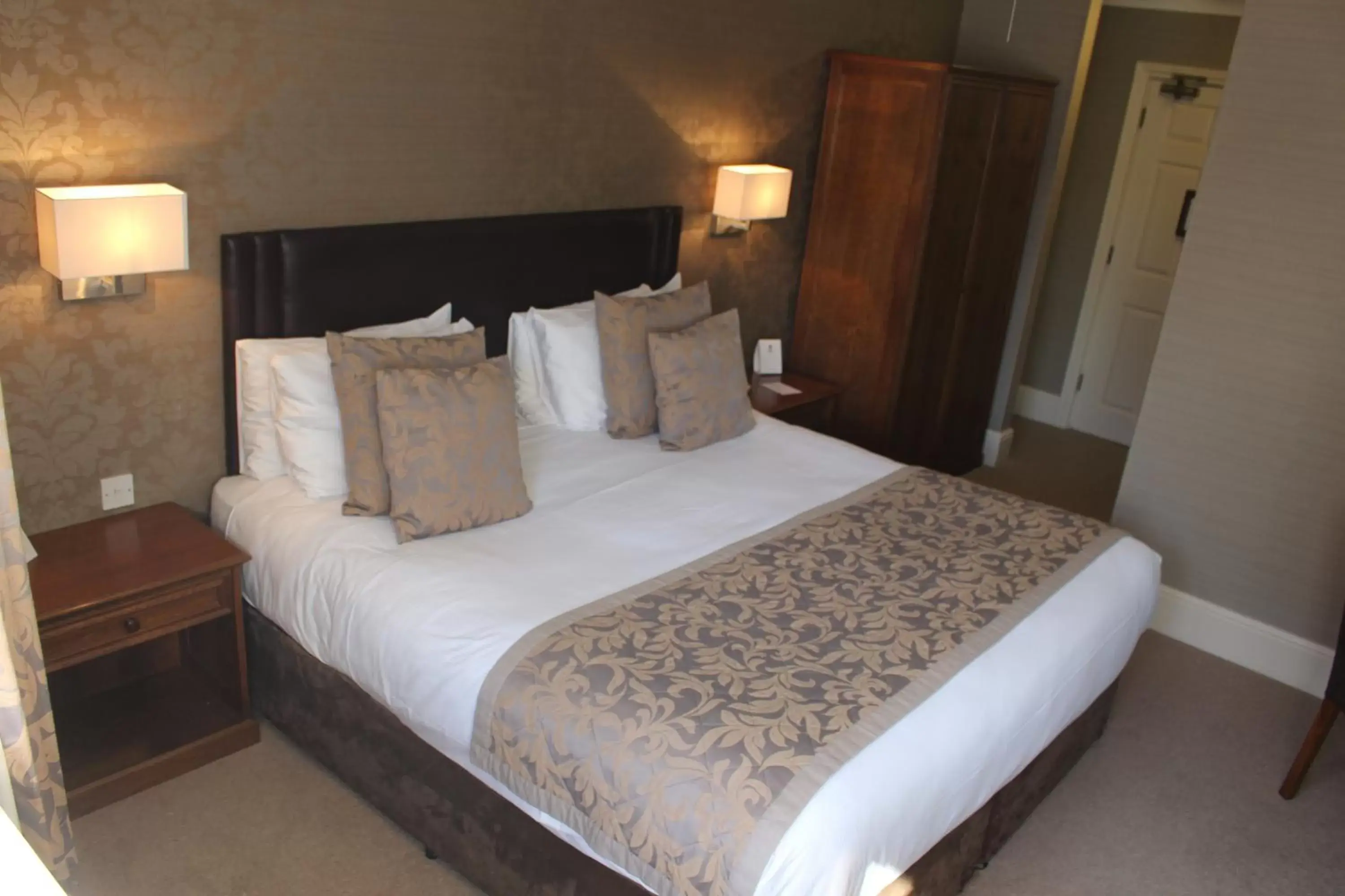 Bedroom, Bed in Best Western Manor Hotel