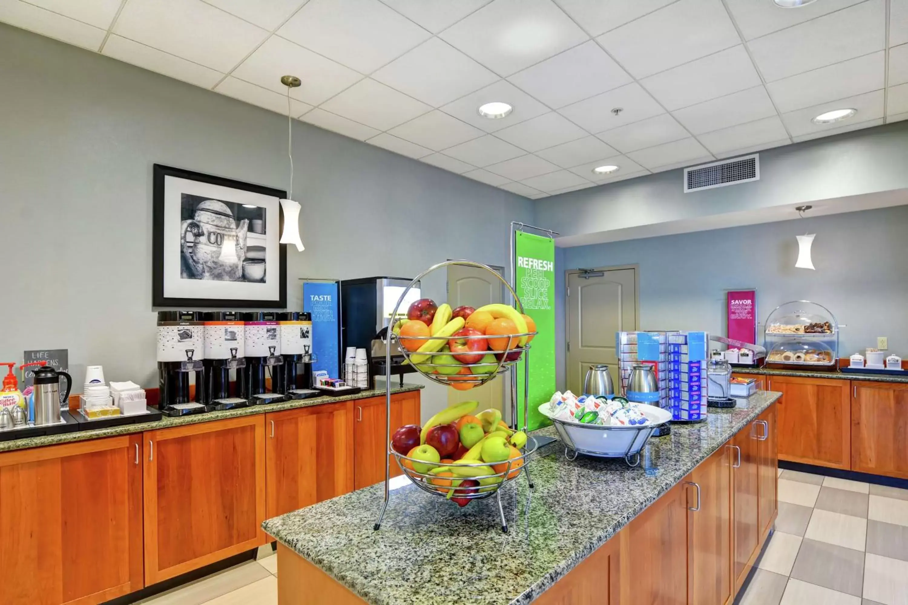 Dining area, Food in Hampton Inn Lewisburg