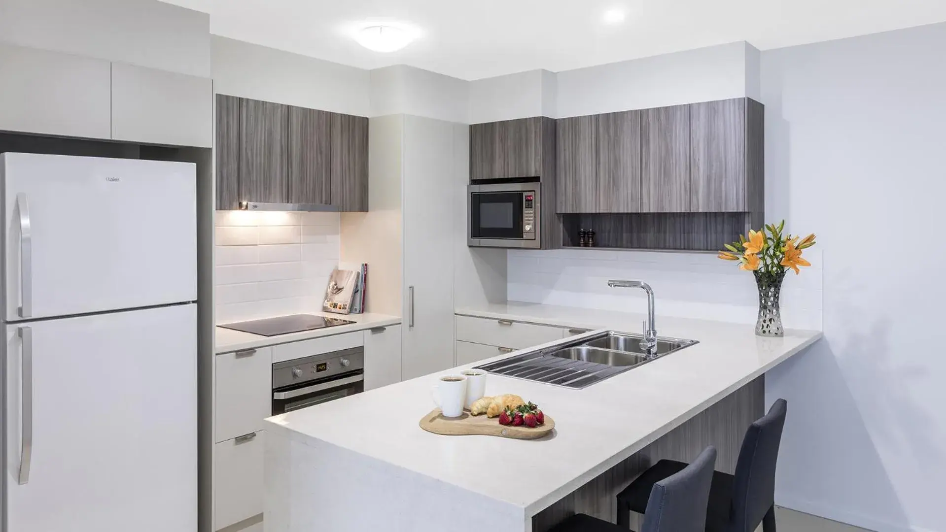 Kitchen or kitchenette, Kitchen/Kitchenette in Oaks Brisbane Woolloongabba Suites