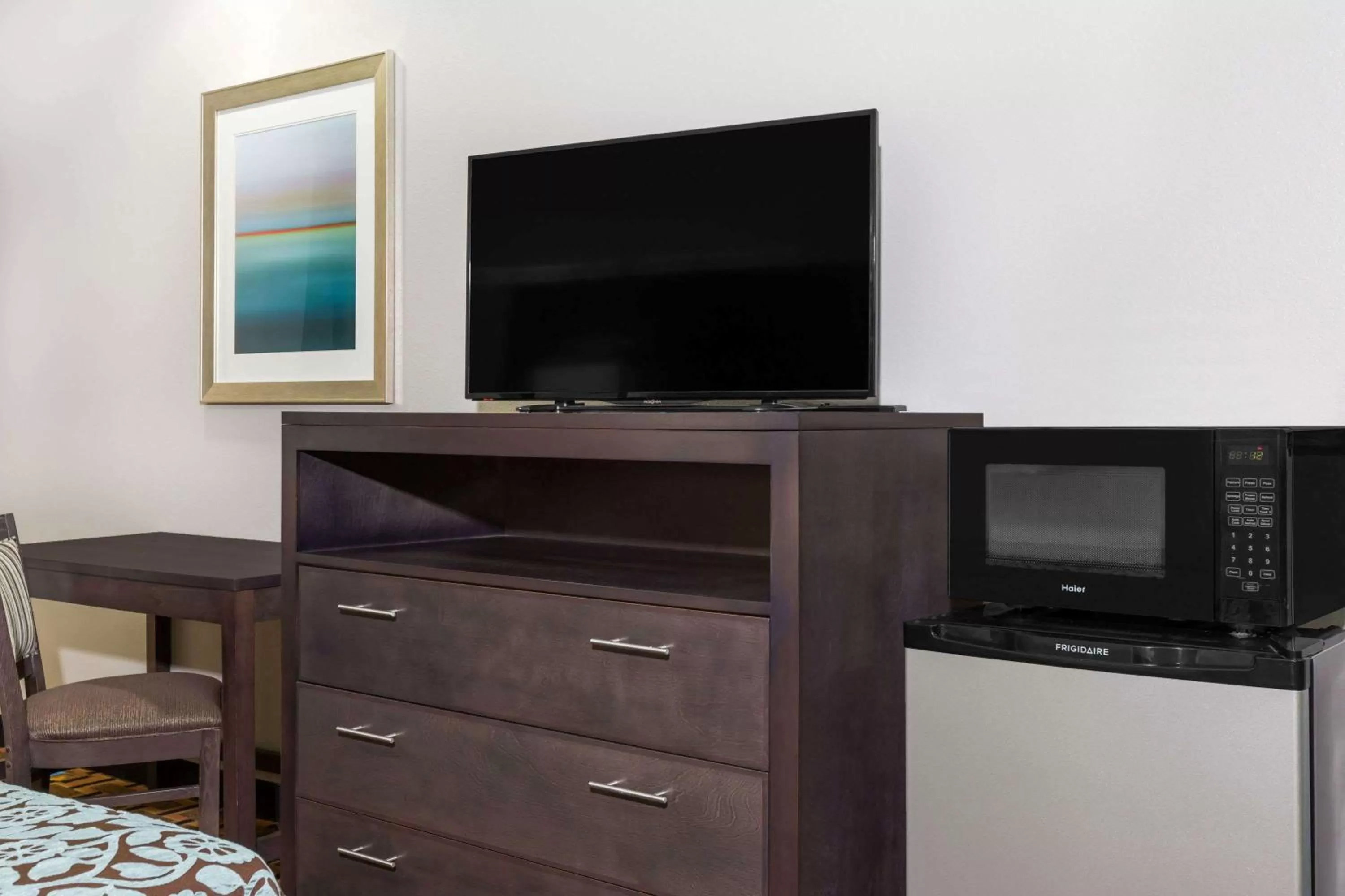 Photo of the whole room, TV/Entertainment Center in Days Inn & Suites by Wyndham Madisonville