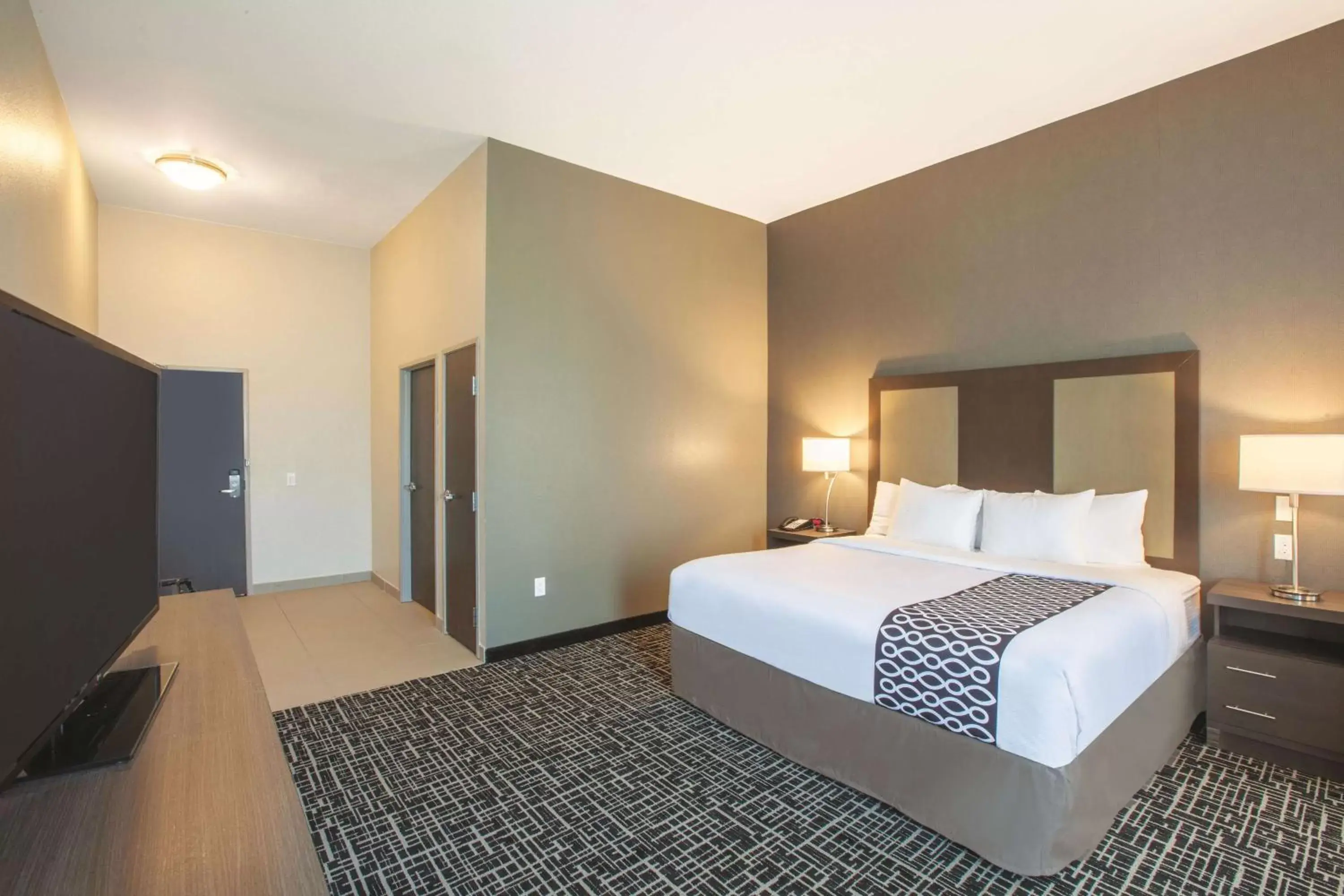 Photo of the whole room, Bed in La Quinta by Wyndham San Marcos Outlet Mall