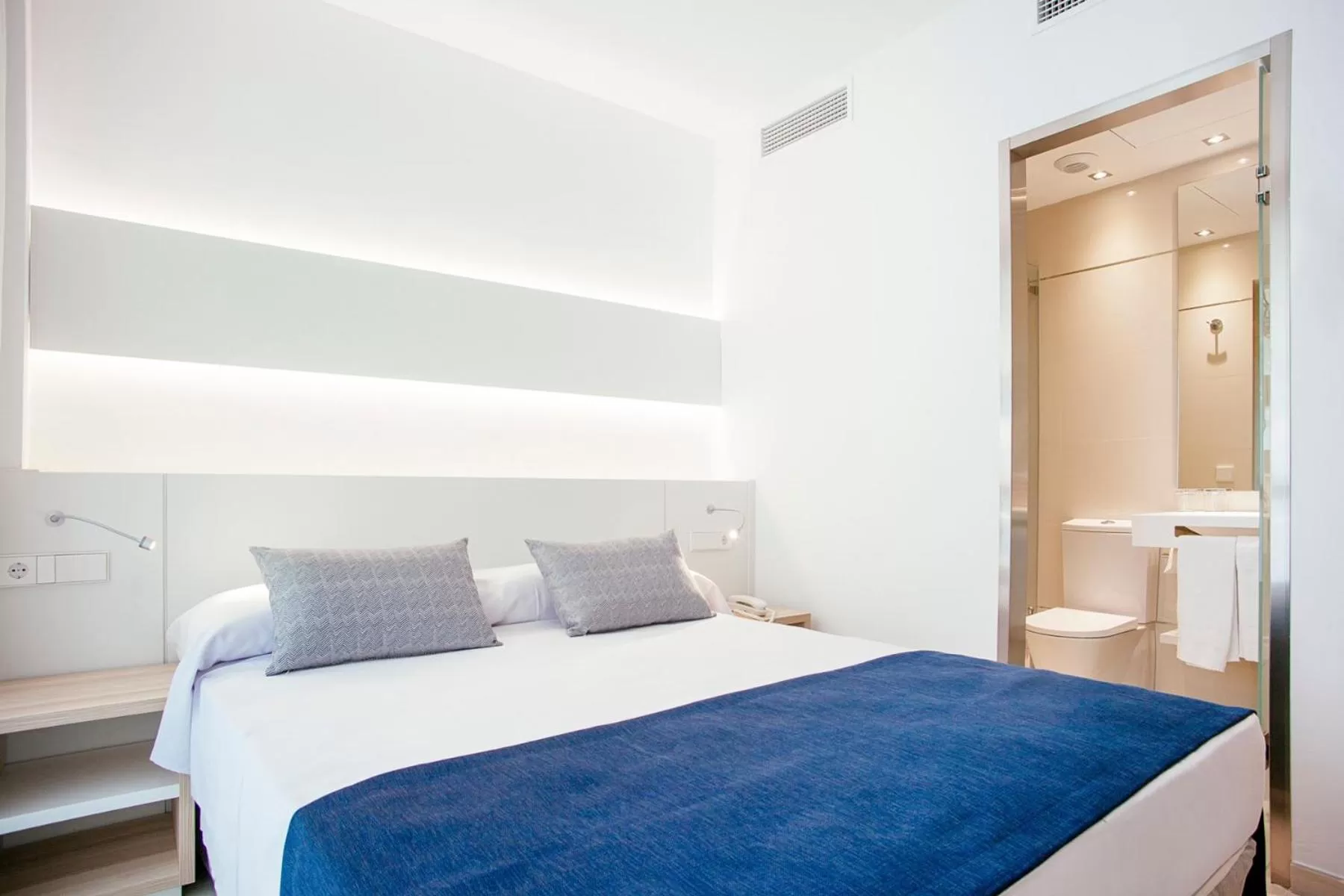 air conditioner, Bed in Globales Acis y Galatea