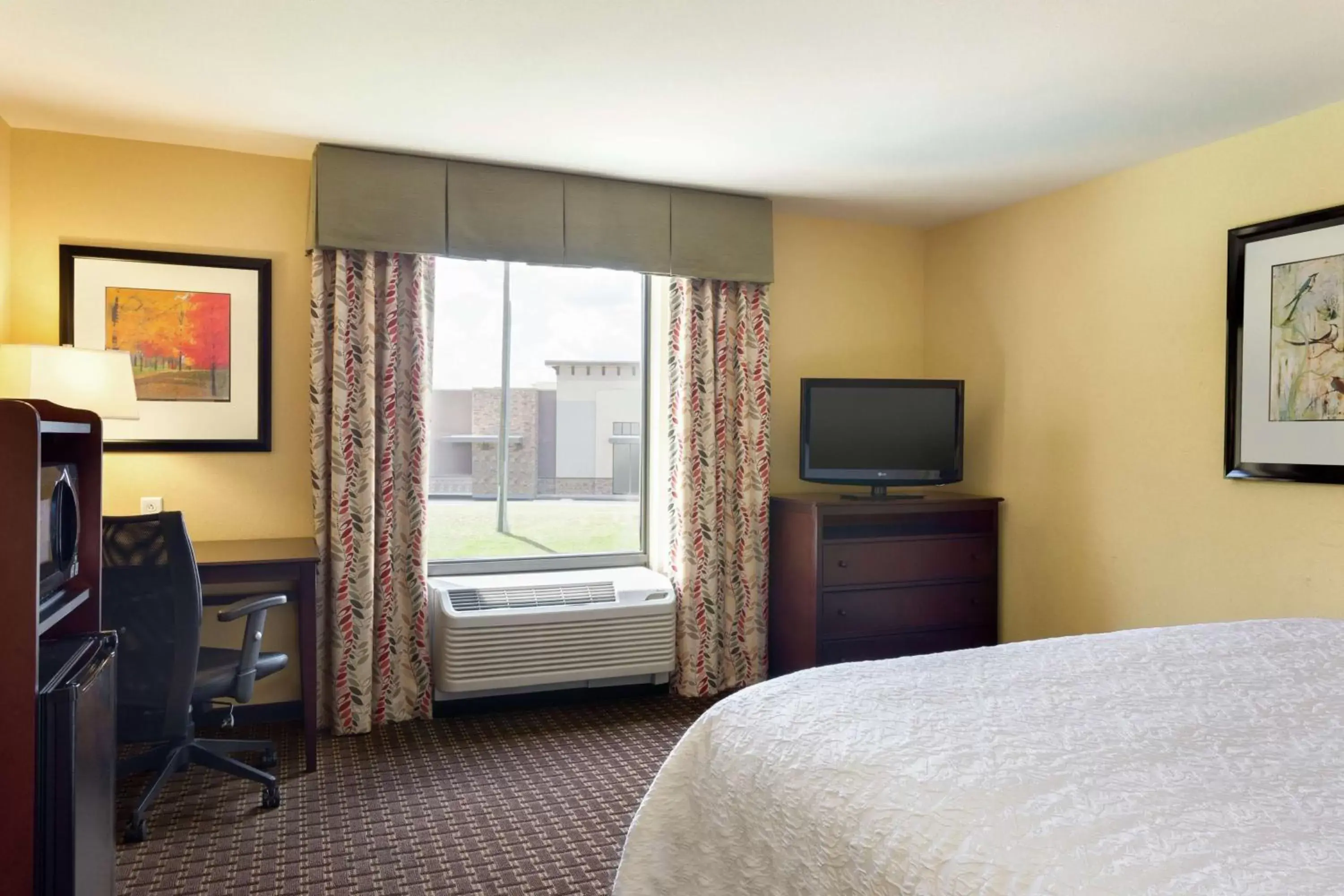 Bedroom, TV/Entertainment Center in Hampton Inn & Suites Prattville