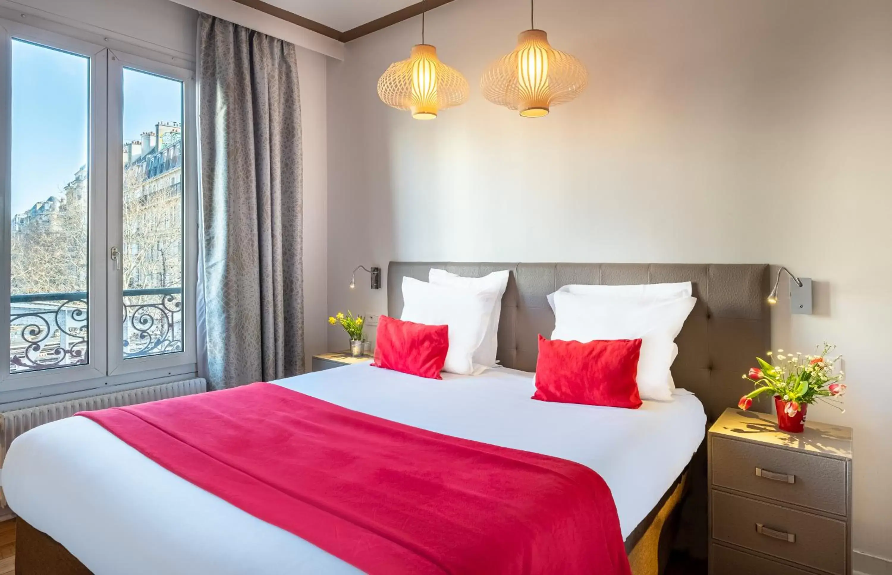 Bedroom, Bed in Hotel Eiffel Segur