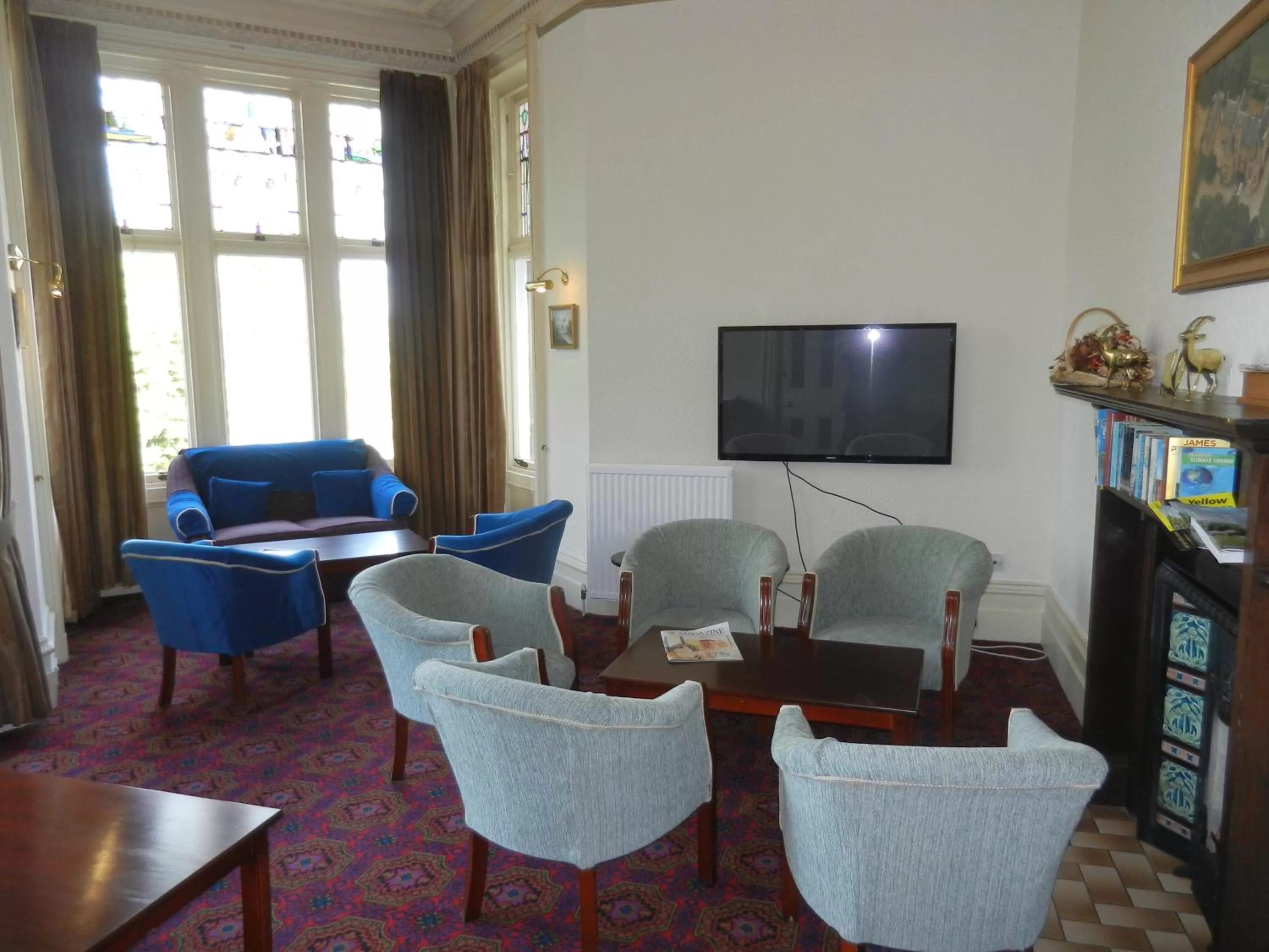 Communal lounge/ TV room in Morangie Hotel Tain