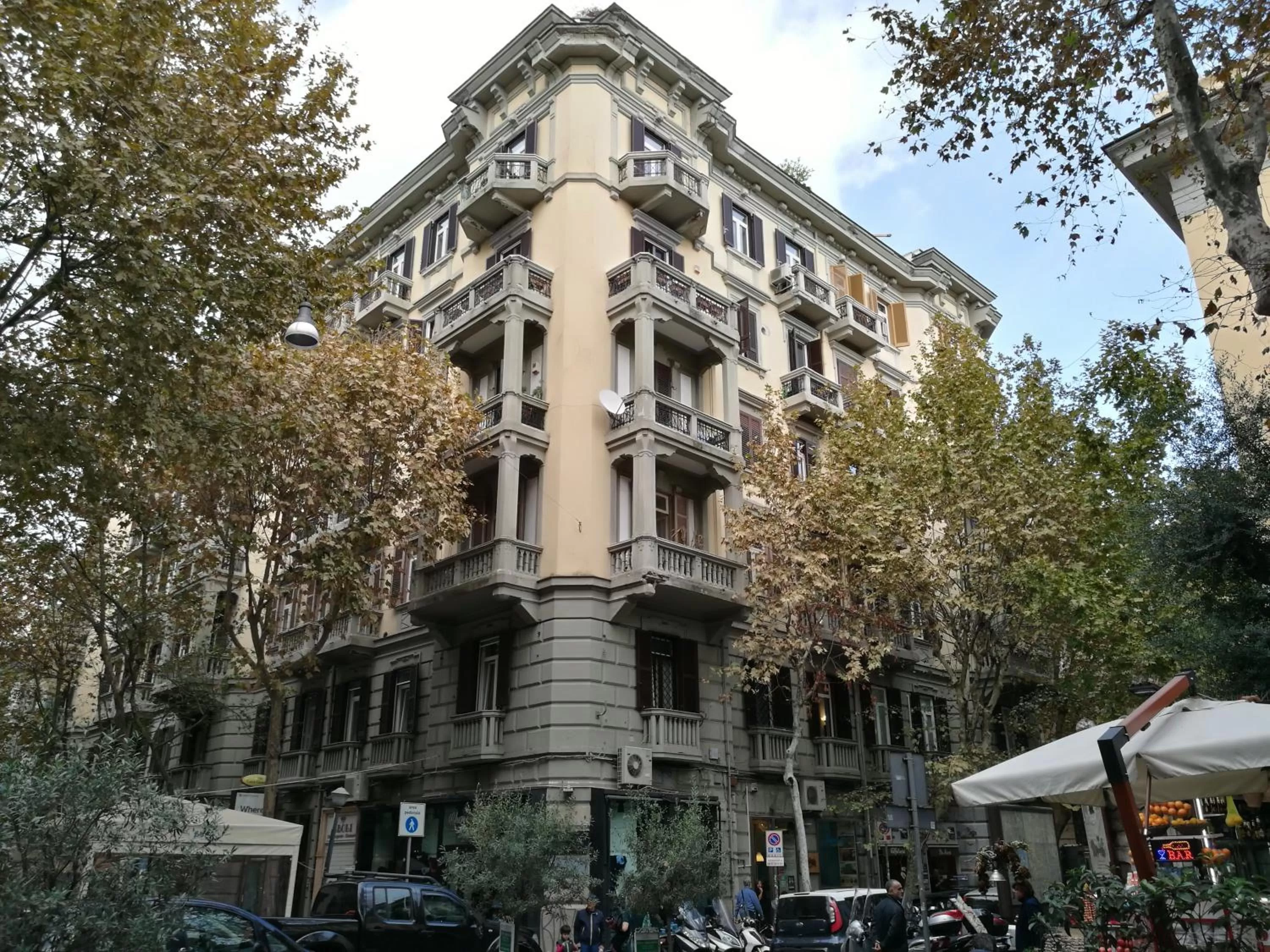 Property building in Luca Giordano 142 B&B