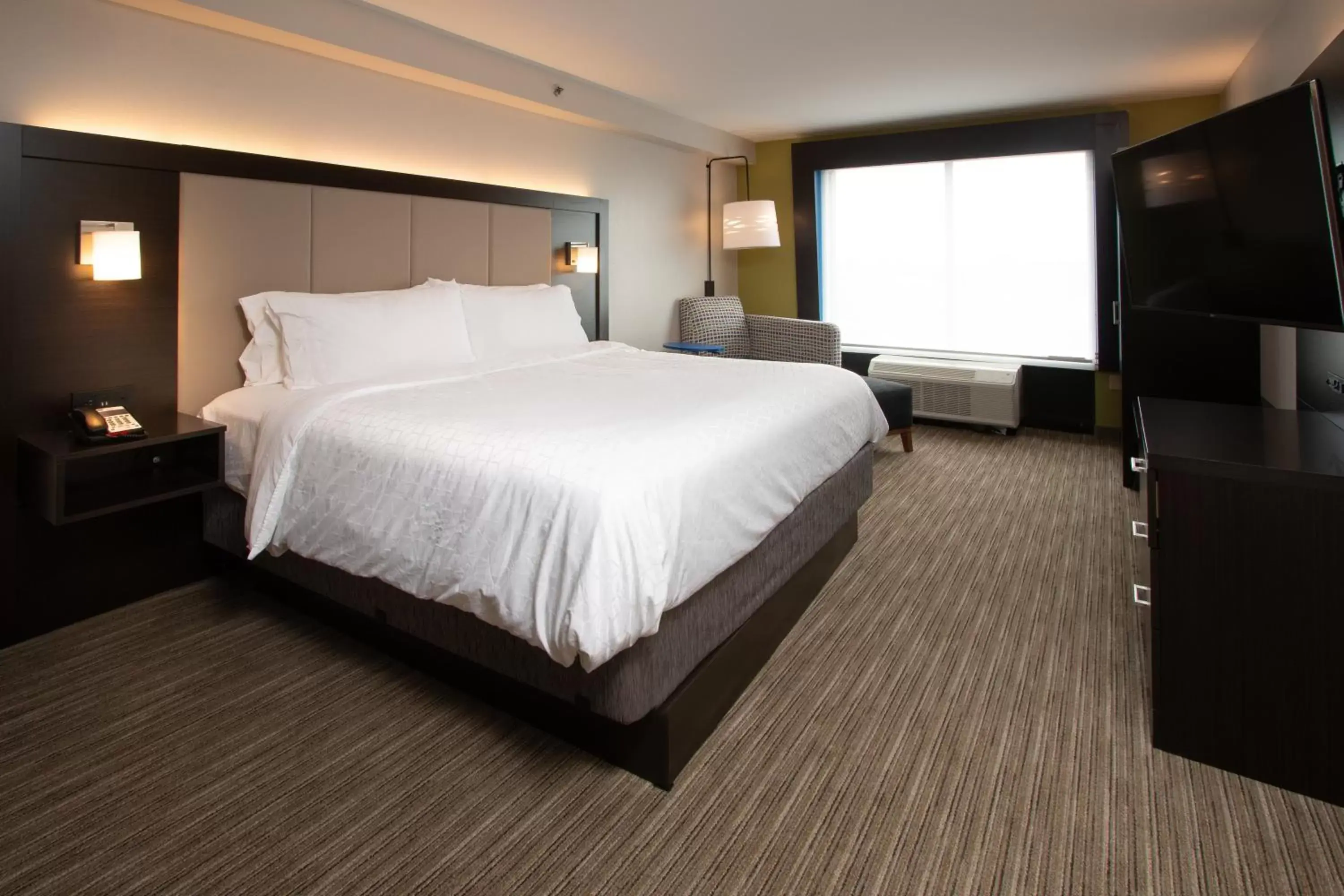 Photo of the whole room, Bed in Holiday Inn Express & Suites Tupelo, an IHG Hotel