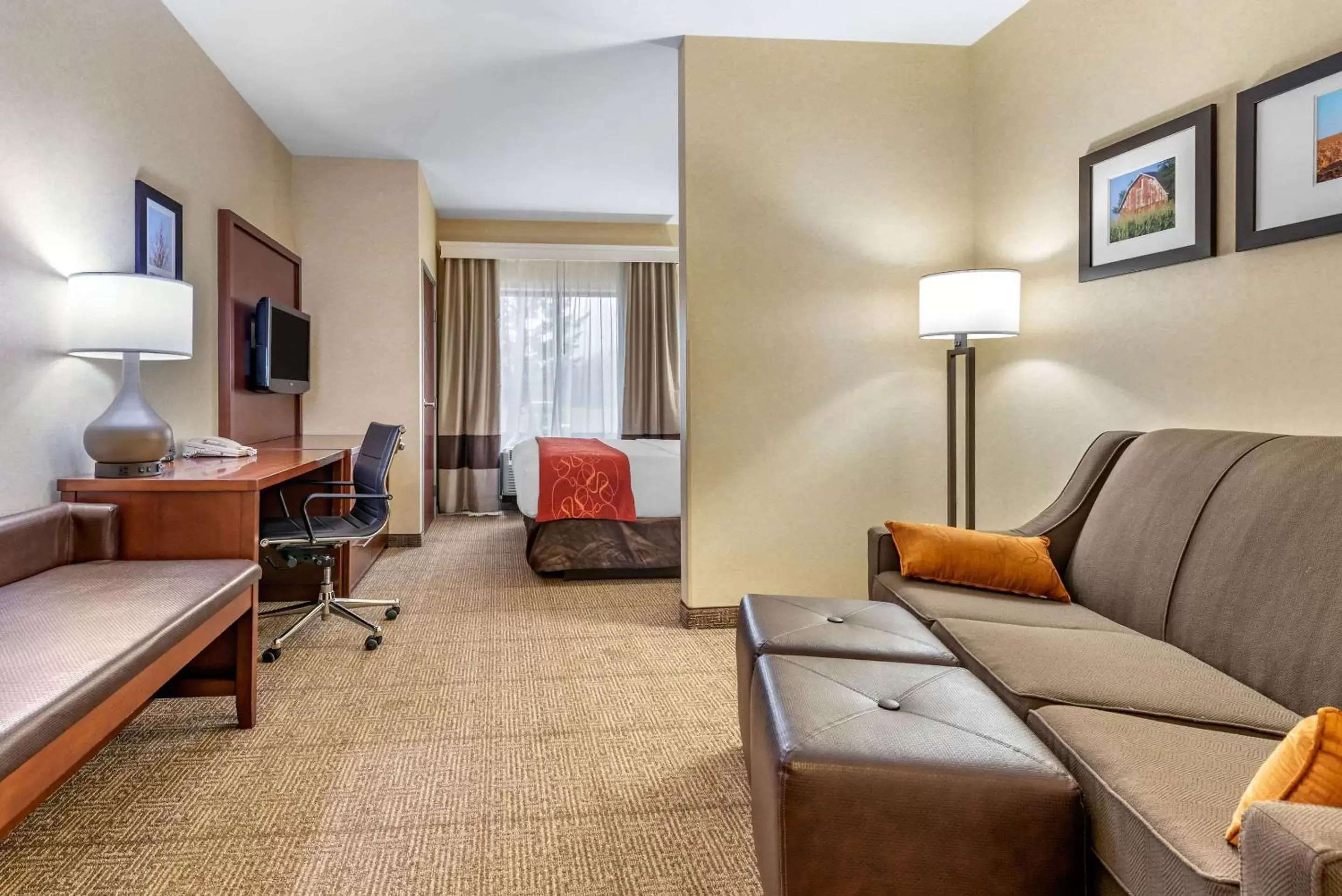 Living room, Seating Area in Comfort Suites South Elkhart