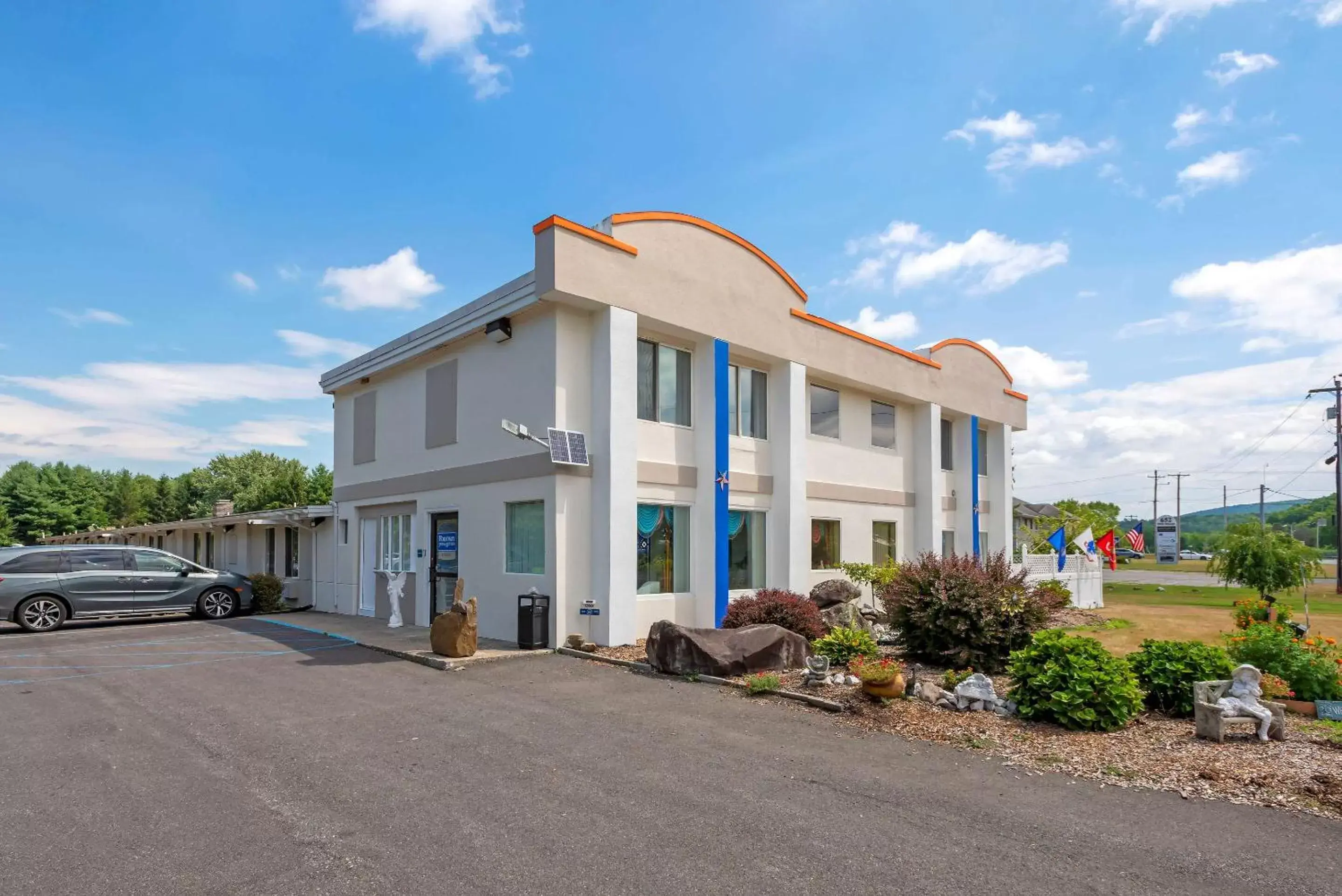 Property Building in Rodeway Inn & Suites New Paltz- Hudson Valley