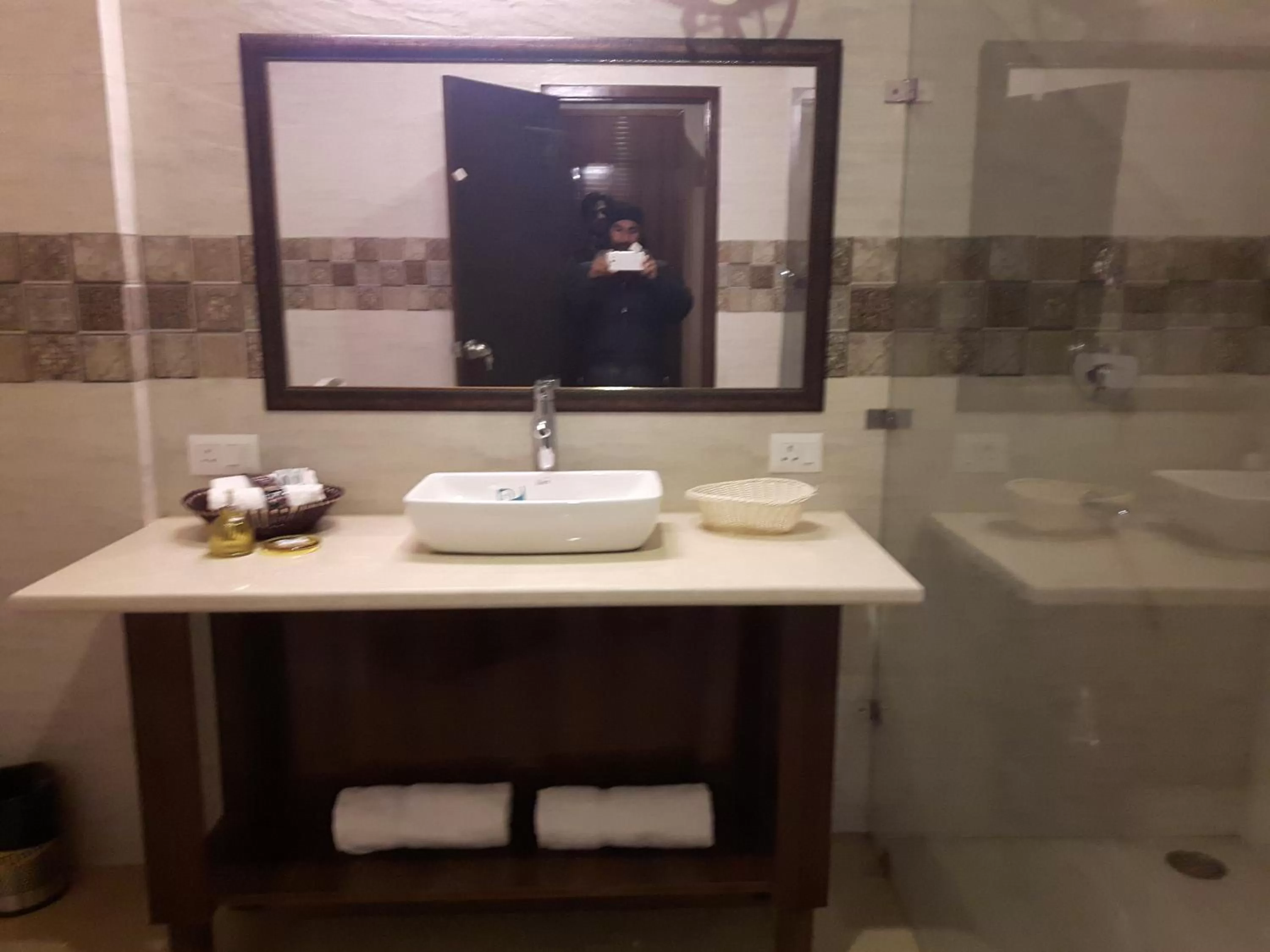 Bathroom in Maple Leaf Hotel