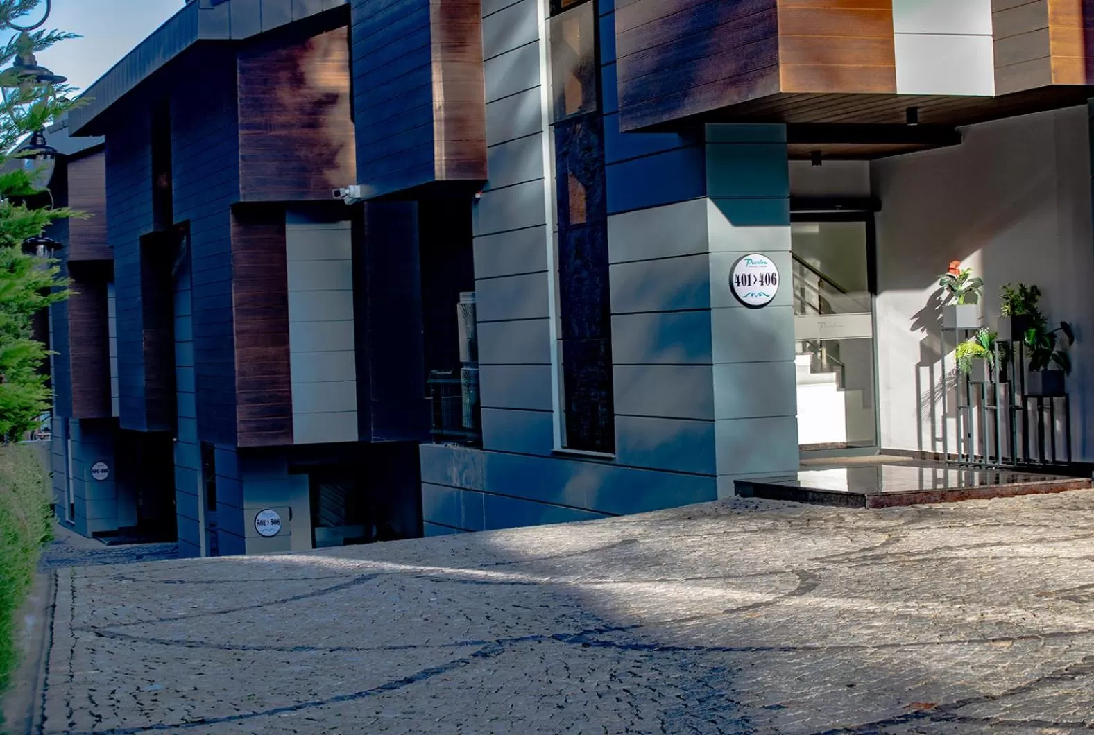 Property building in Peerless Villas Hotel