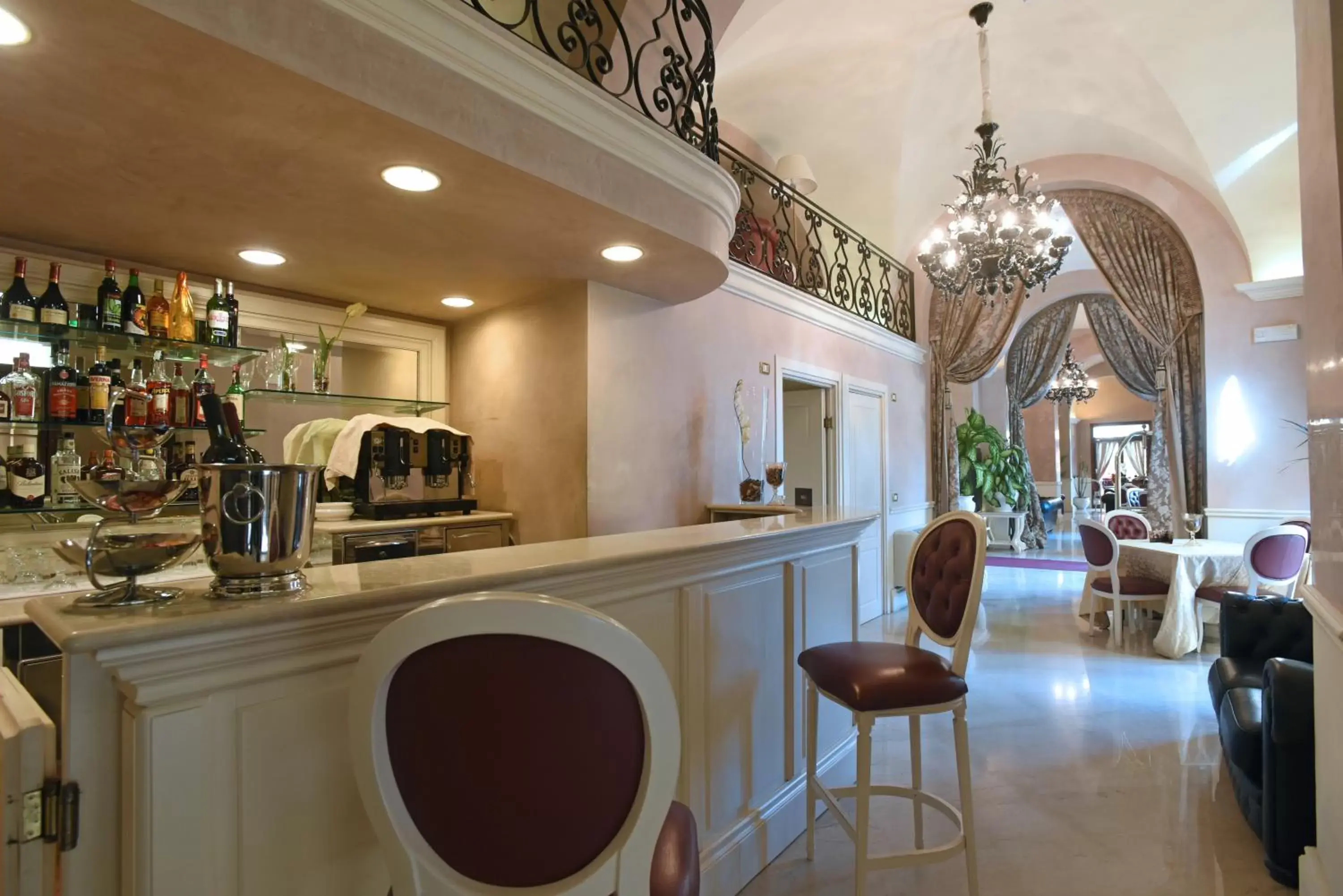 Lobby or reception, Lounge/Bar in Suite Hotel Santa Chiara