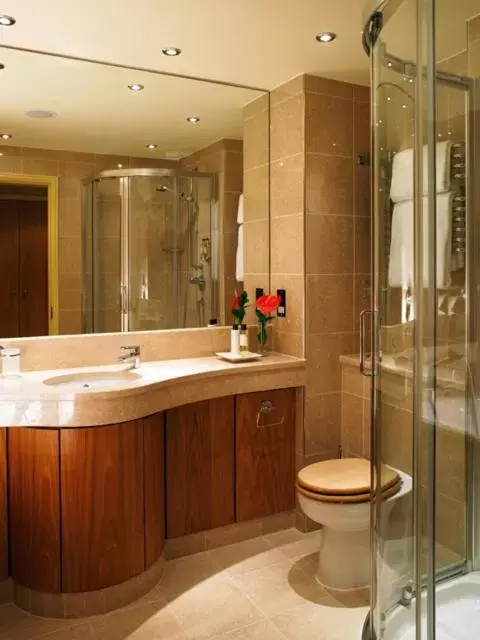 Bathroom in Donnington Valley Hotel, Golf & Spa