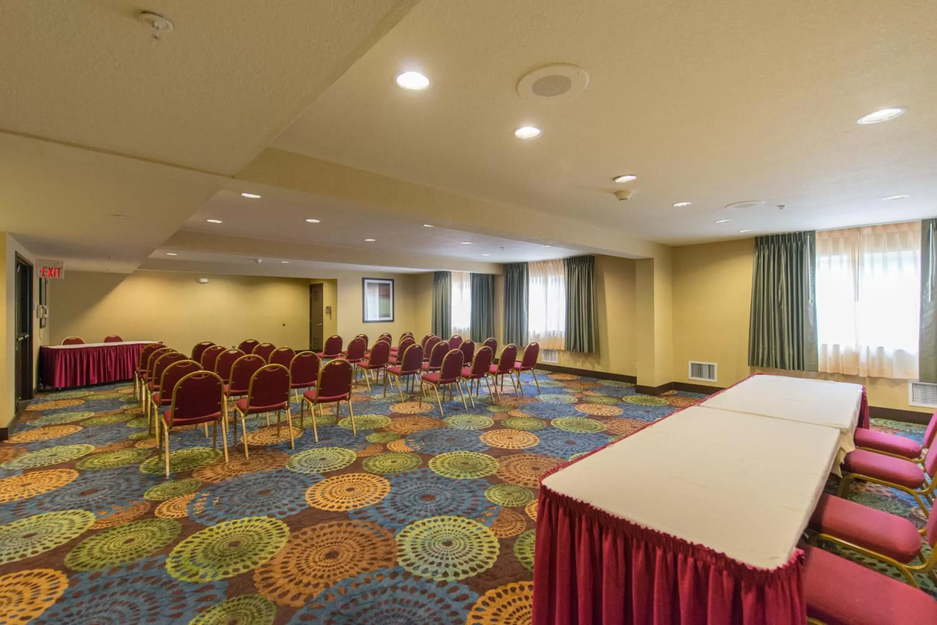 Meeting/conference room in Holiday Inn Express Portland East - Columbia Gorge, an IHG Hotel