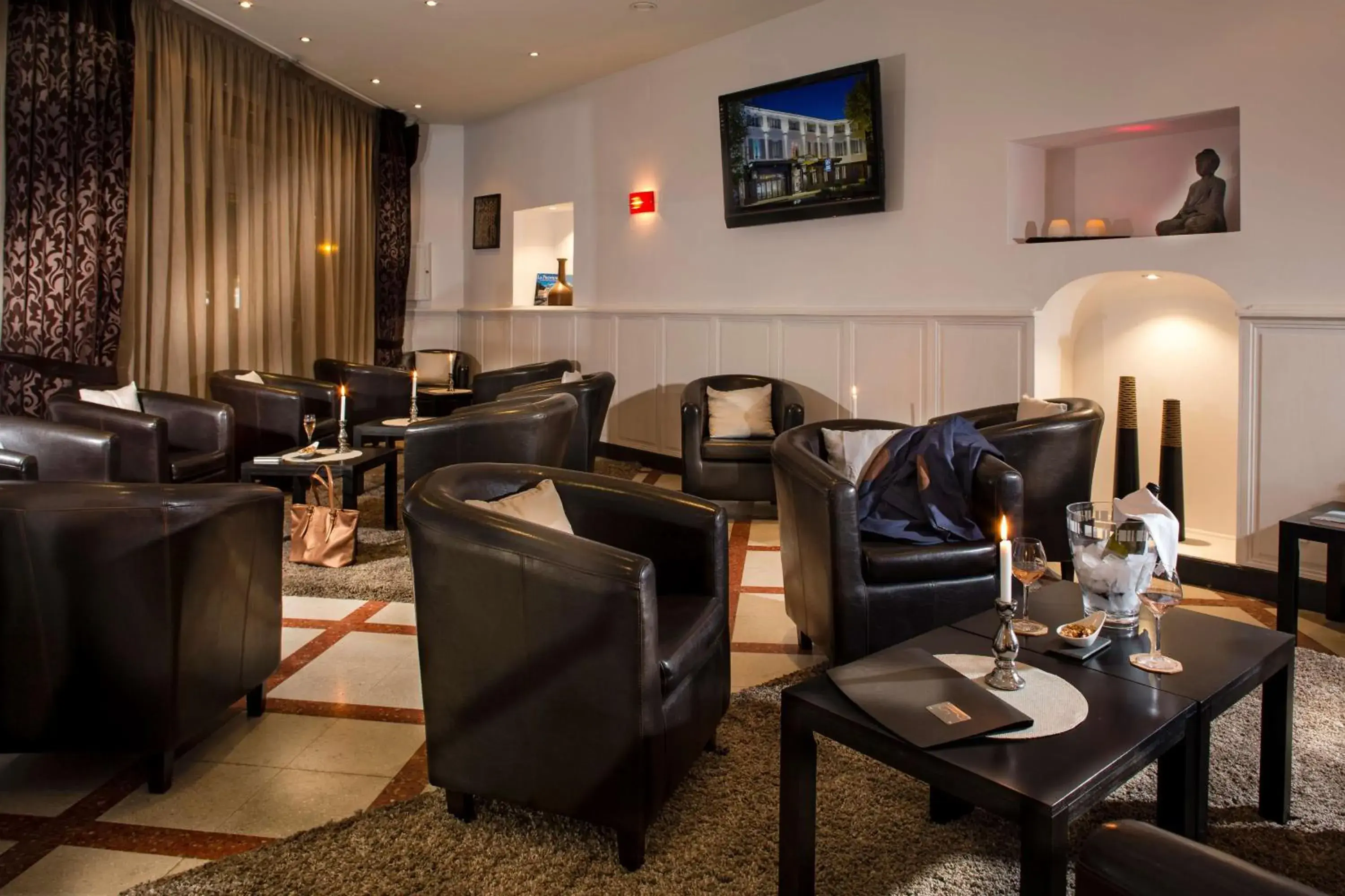 Lounge or bar, Restaurant/Places to Eat in Best Western Le Comtadin