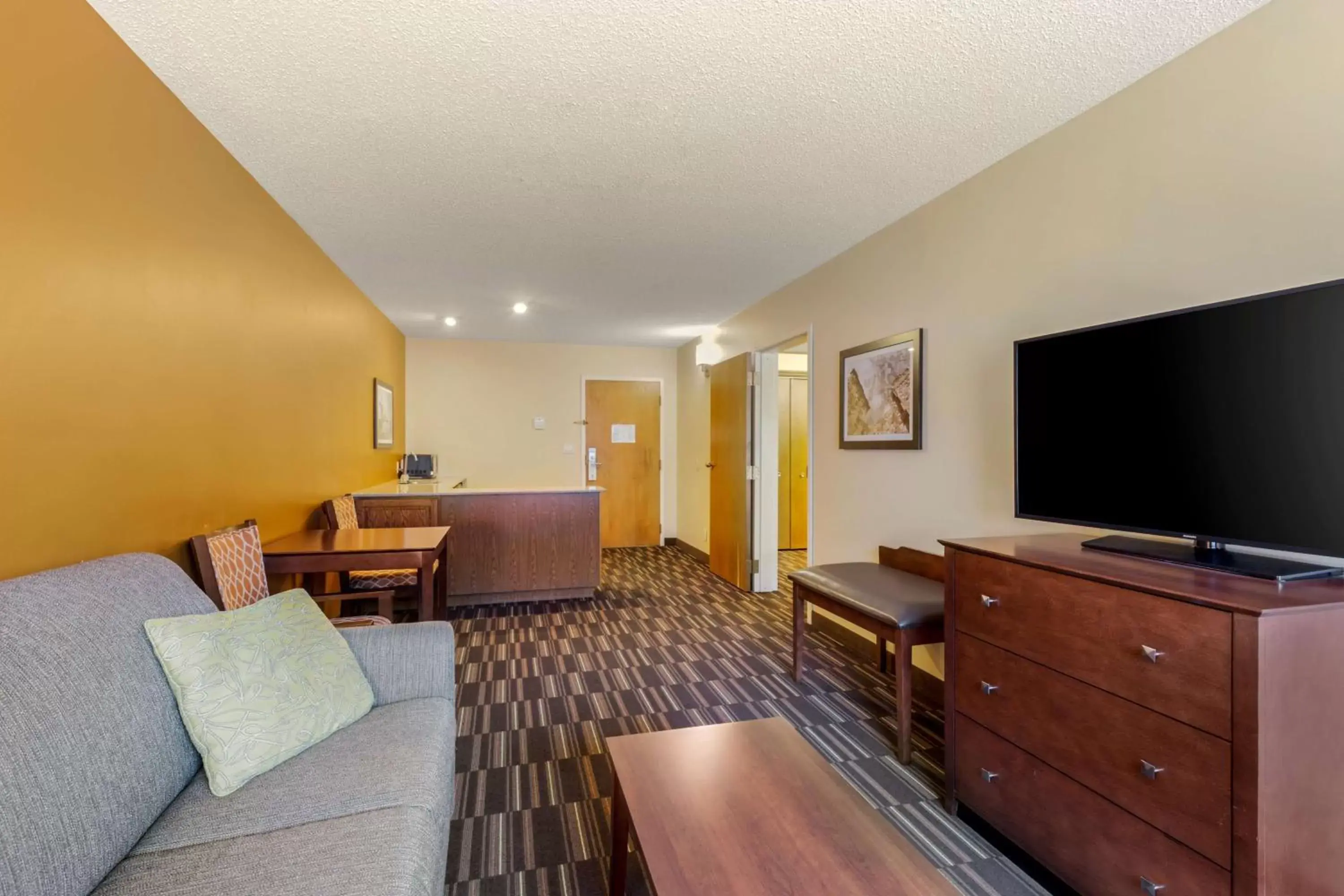 Photo of the whole room, Seating Area in Best Western Falcon Plaza
