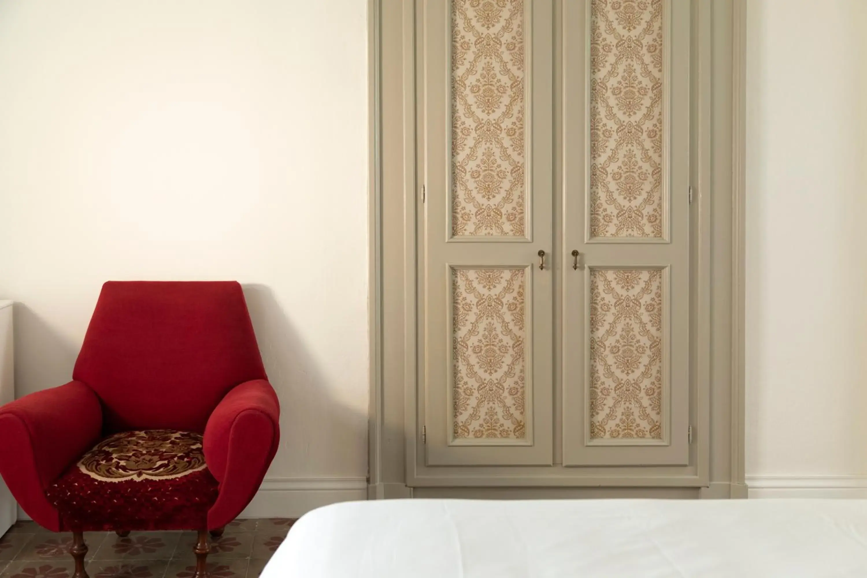 wardrobe, Seating Area in Relais San Martino - Albergo della Felicità by Ria Hotels