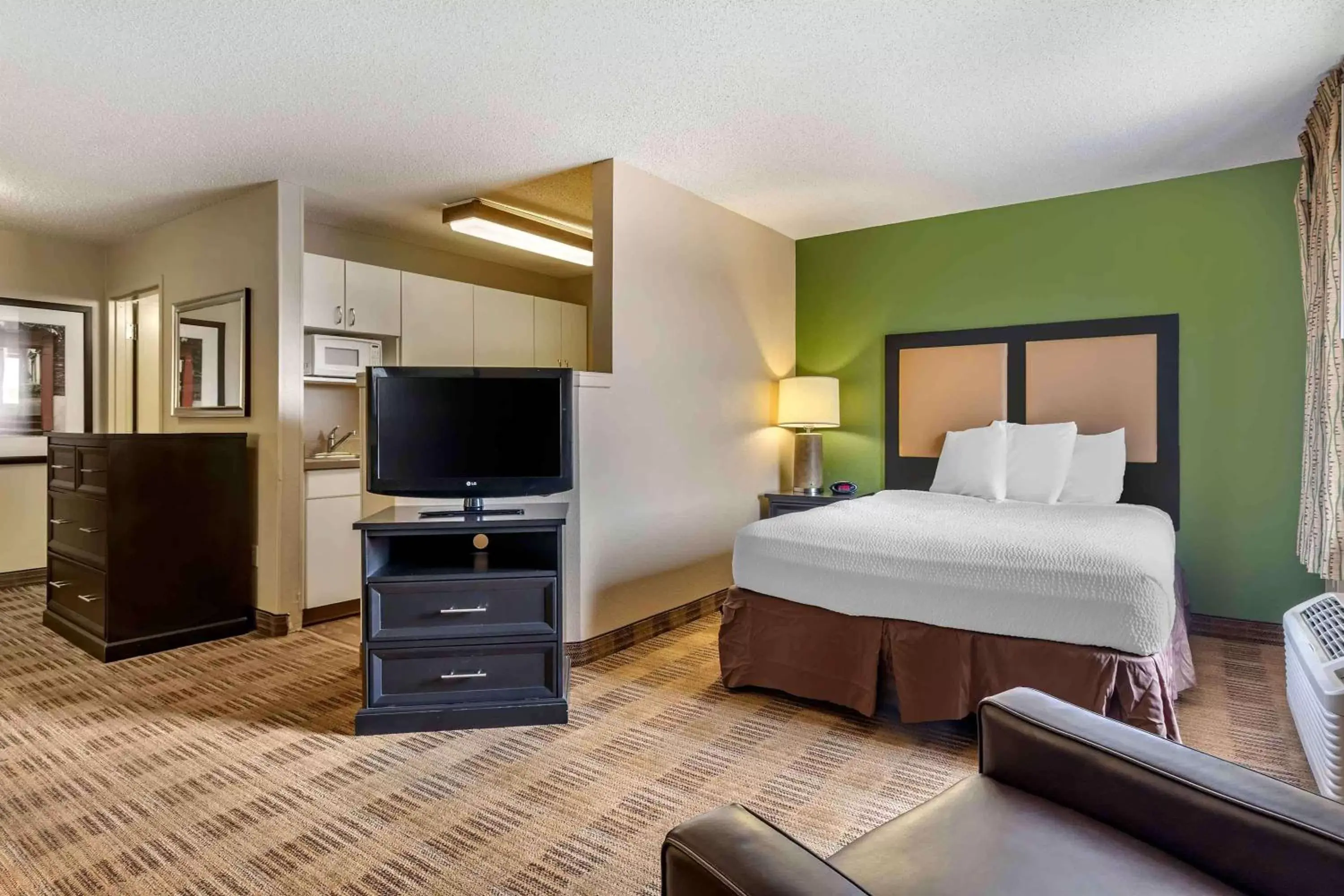 Bedroom, TV/Entertainment Center in Extended Stay America Suites - Fort Worth - Fossil Creek