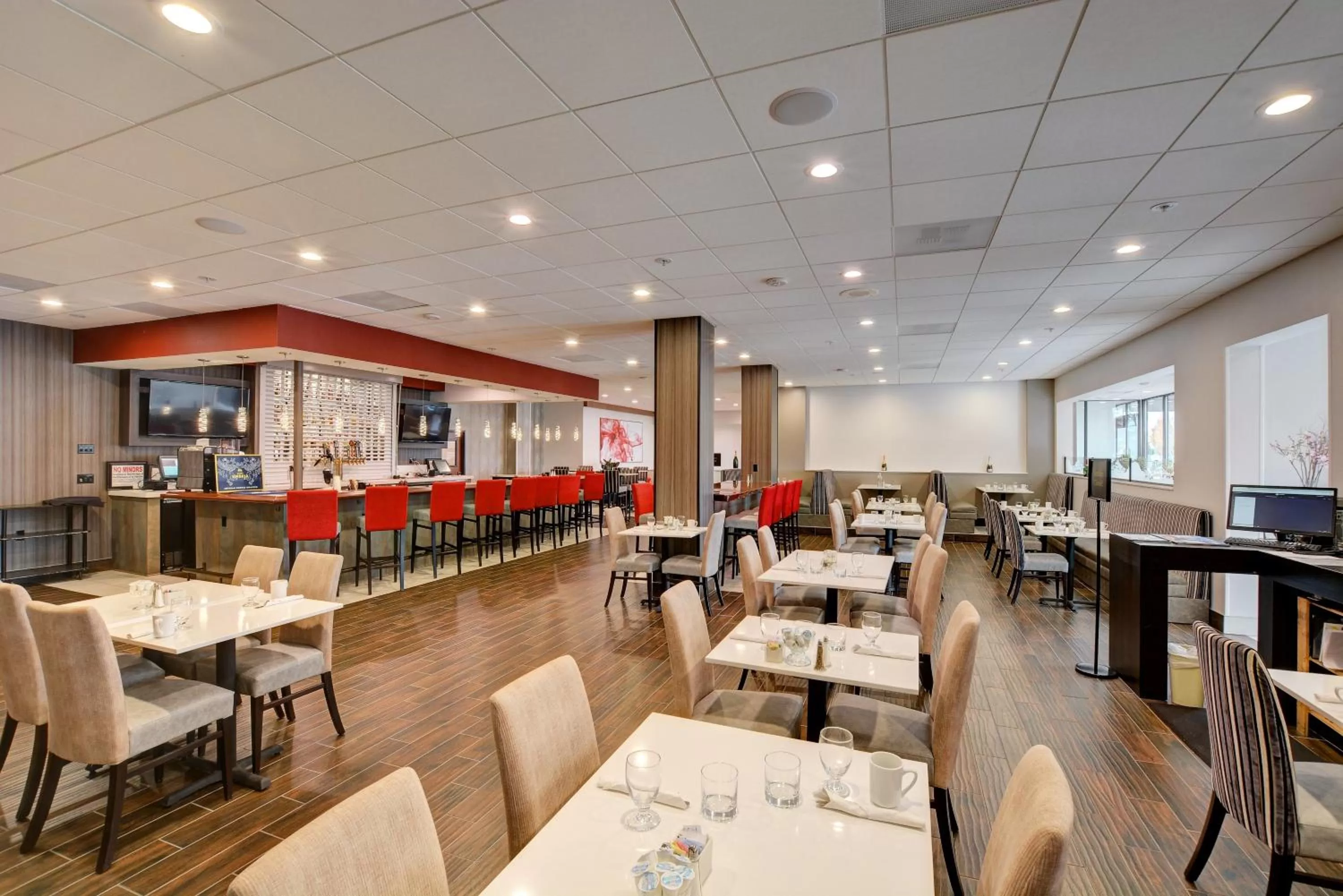 Restaurant/places to eat in Holiday Inn - Salem by IHG