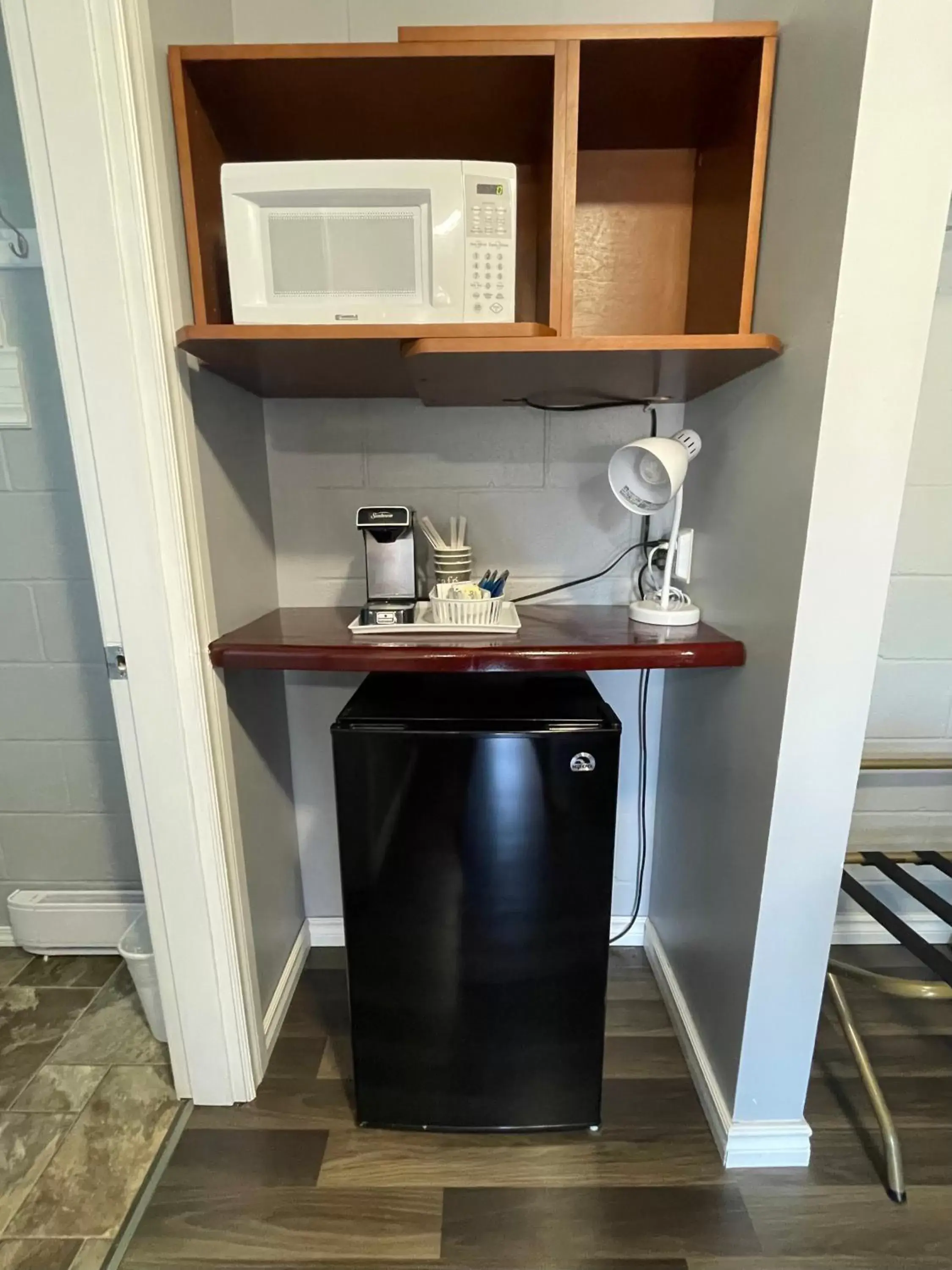 Coffee/tea facilities, Bathroom in Arrow Lake Motel