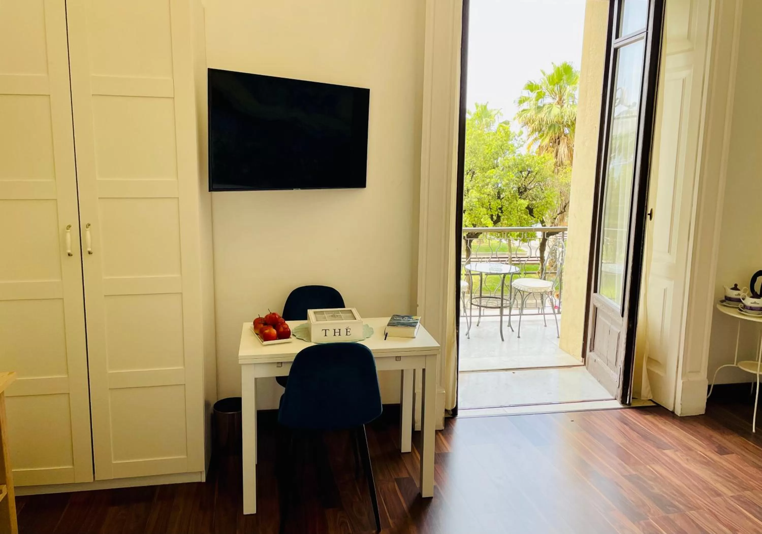 Dining area in RarityArt GuestHouse