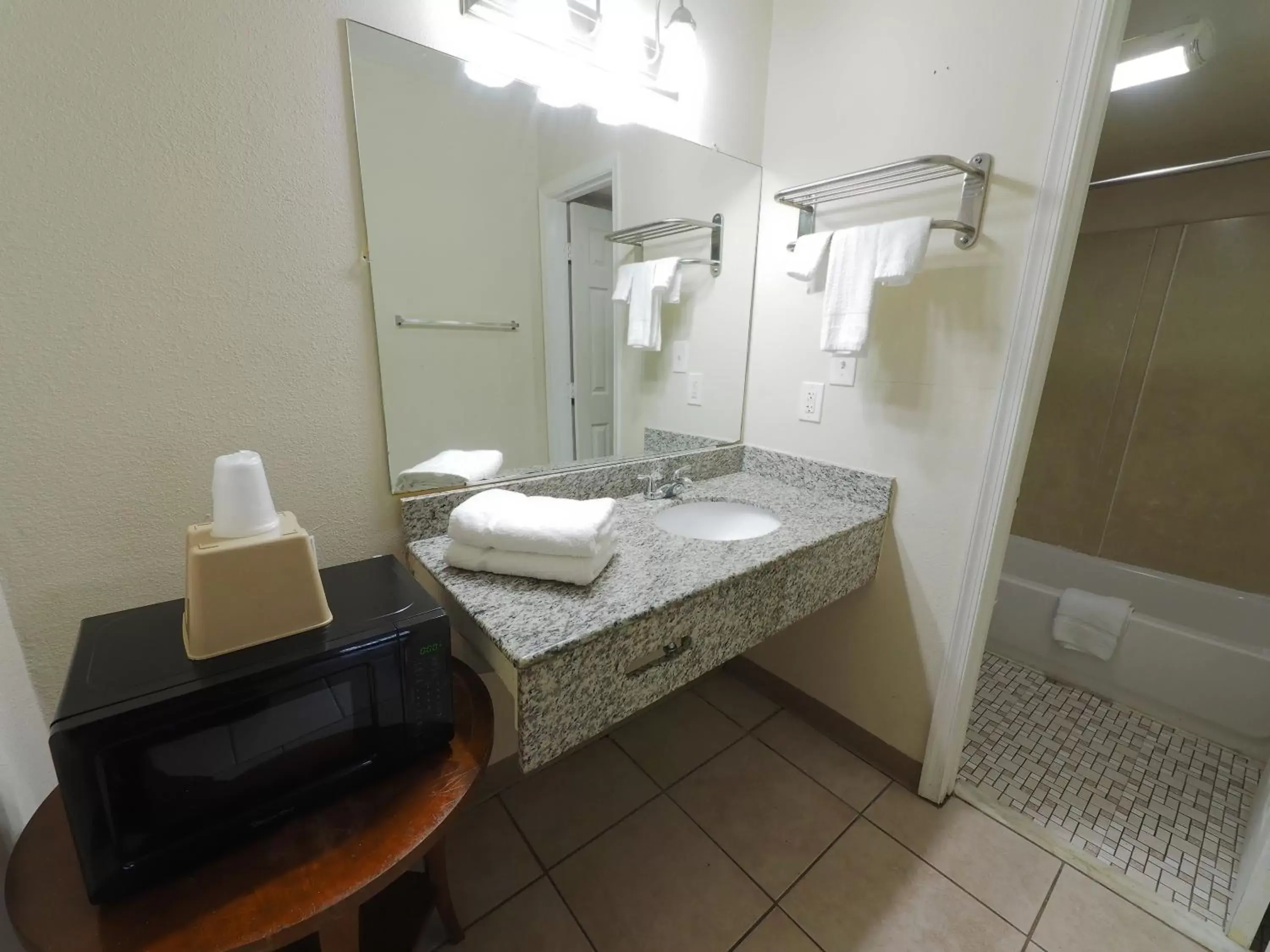 Shower, Bathroom in Budget Lodge Churchland