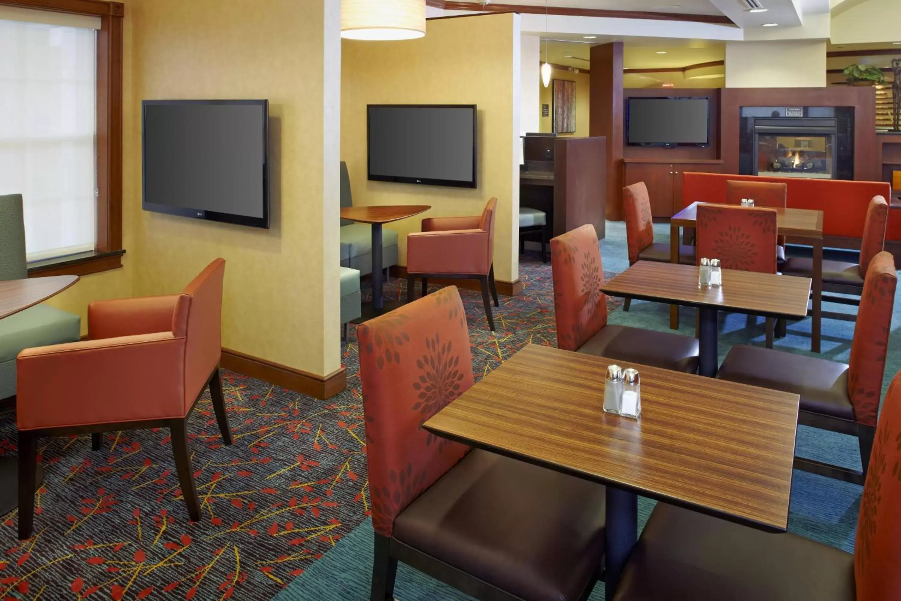 Restaurant/places to eat, TV/Entertainment Center in Residence Inn East Rutherford Meadowlands