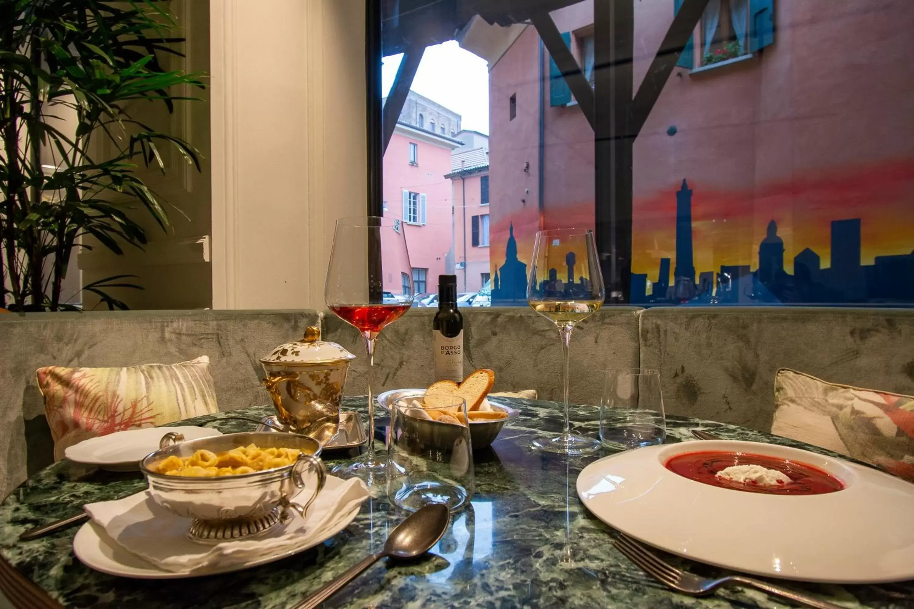 Restaurant/places to eat in Hotel Corona d'Oro