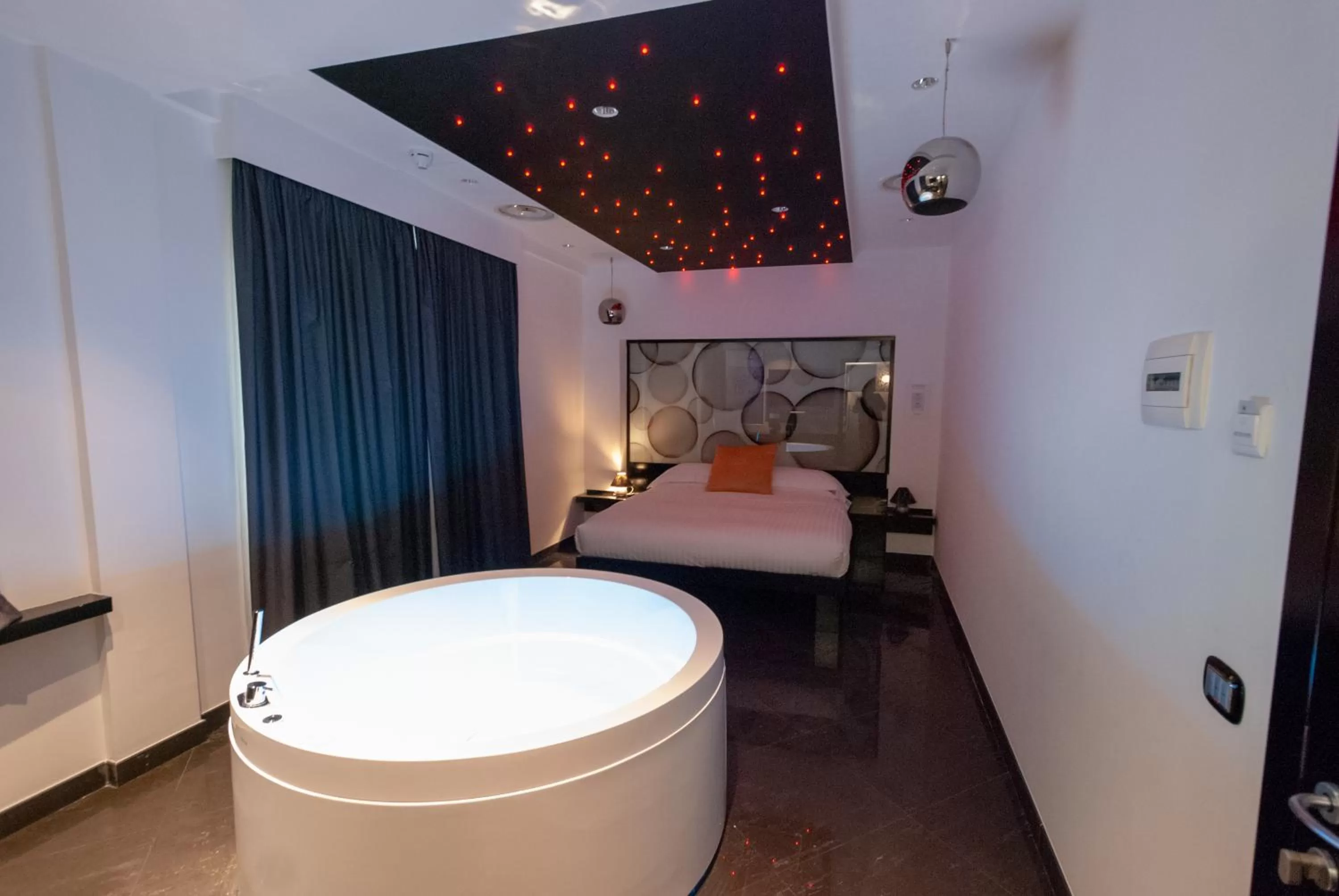 Hot Tub, Bed in JC Hotel