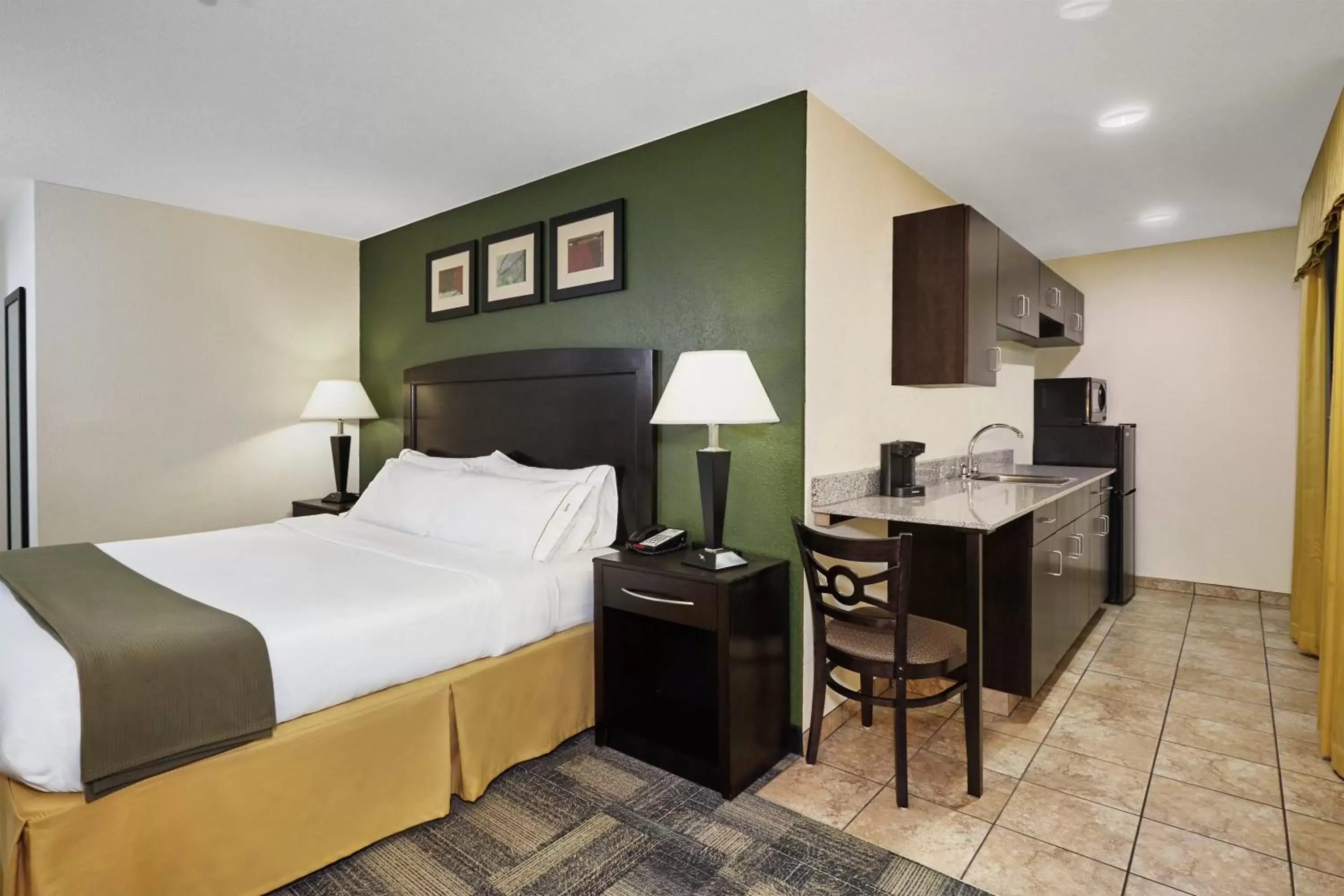 Photo of the whole room, Bed in Holiday Inn Express Pekin - Peoria Area, an IHG Hotel