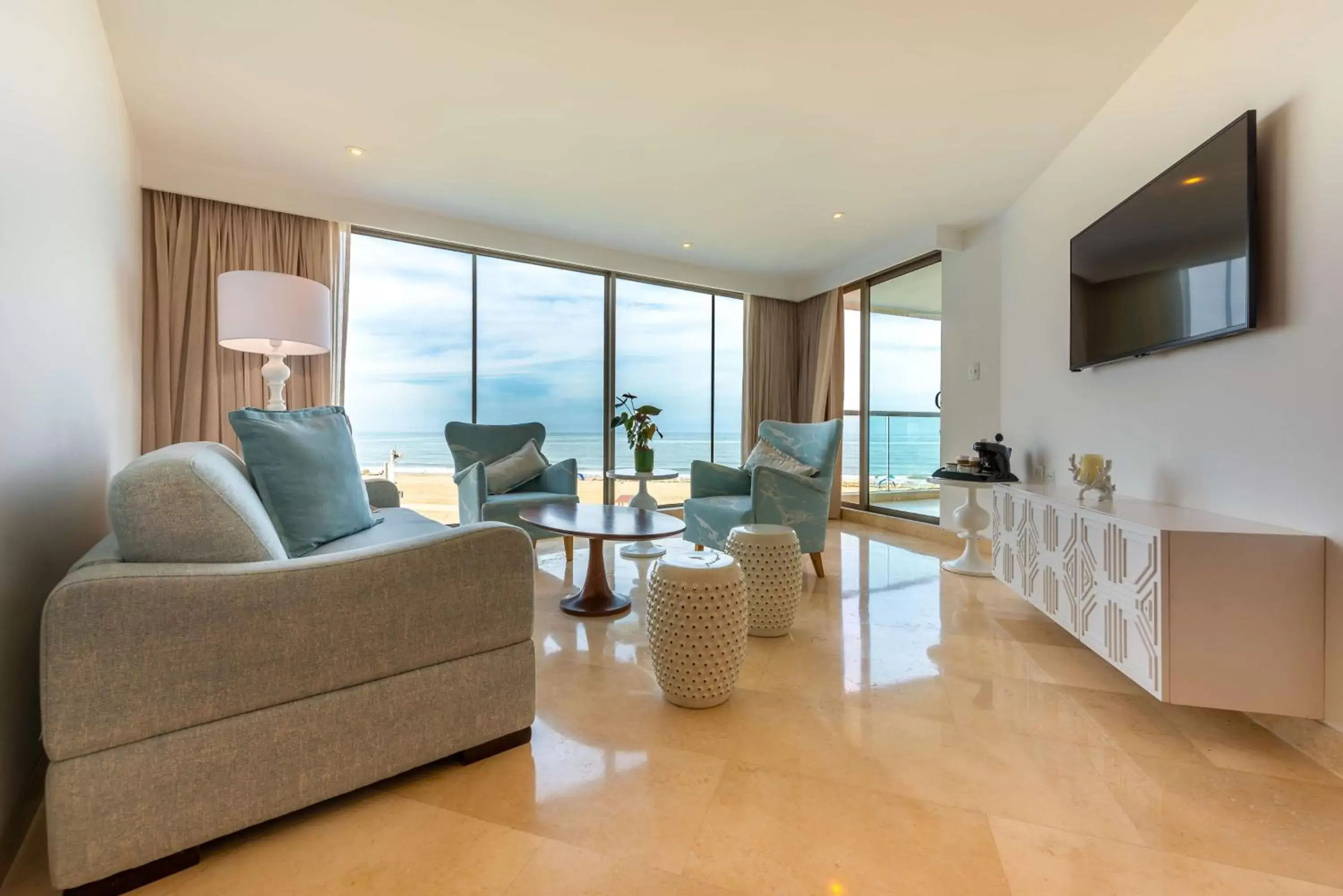 Photo of the whole room, Seating Area in Radisson Cartagena Ocean Pavillion Hotel