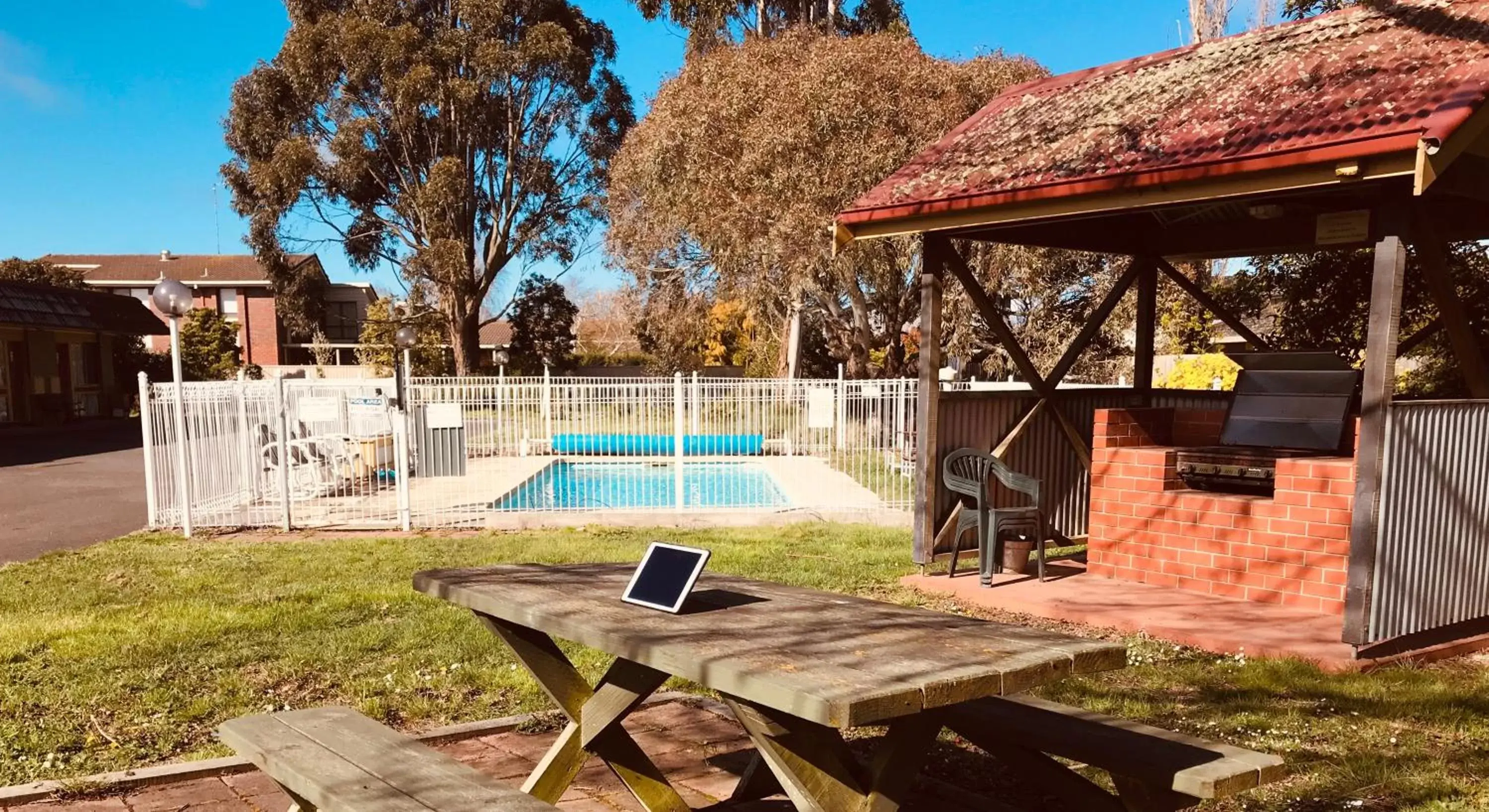 BBQ facilities, Swimming Pool in Alfred Motor Inn