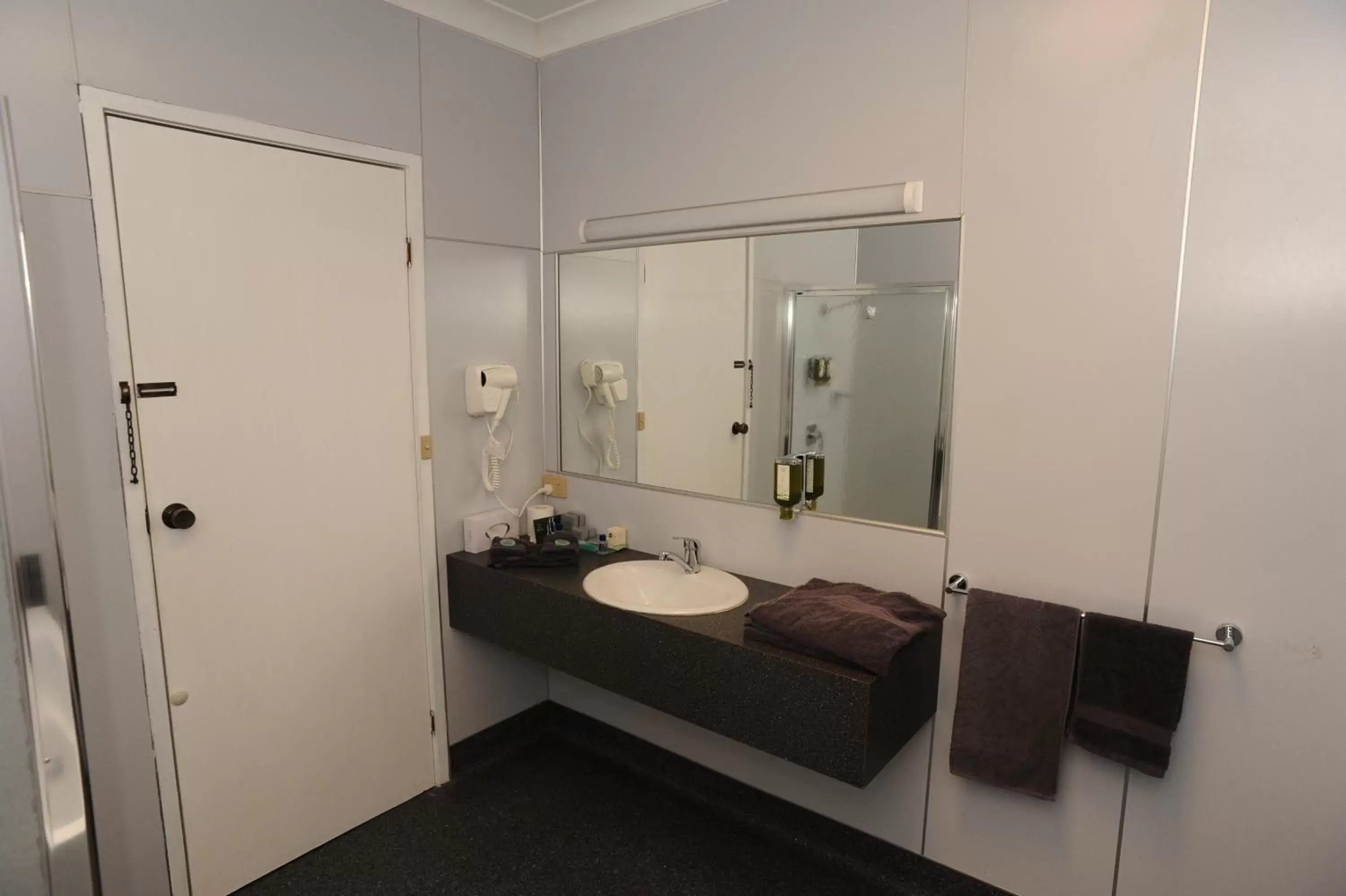 Bathroom in Horsham Mid City Court Motel
