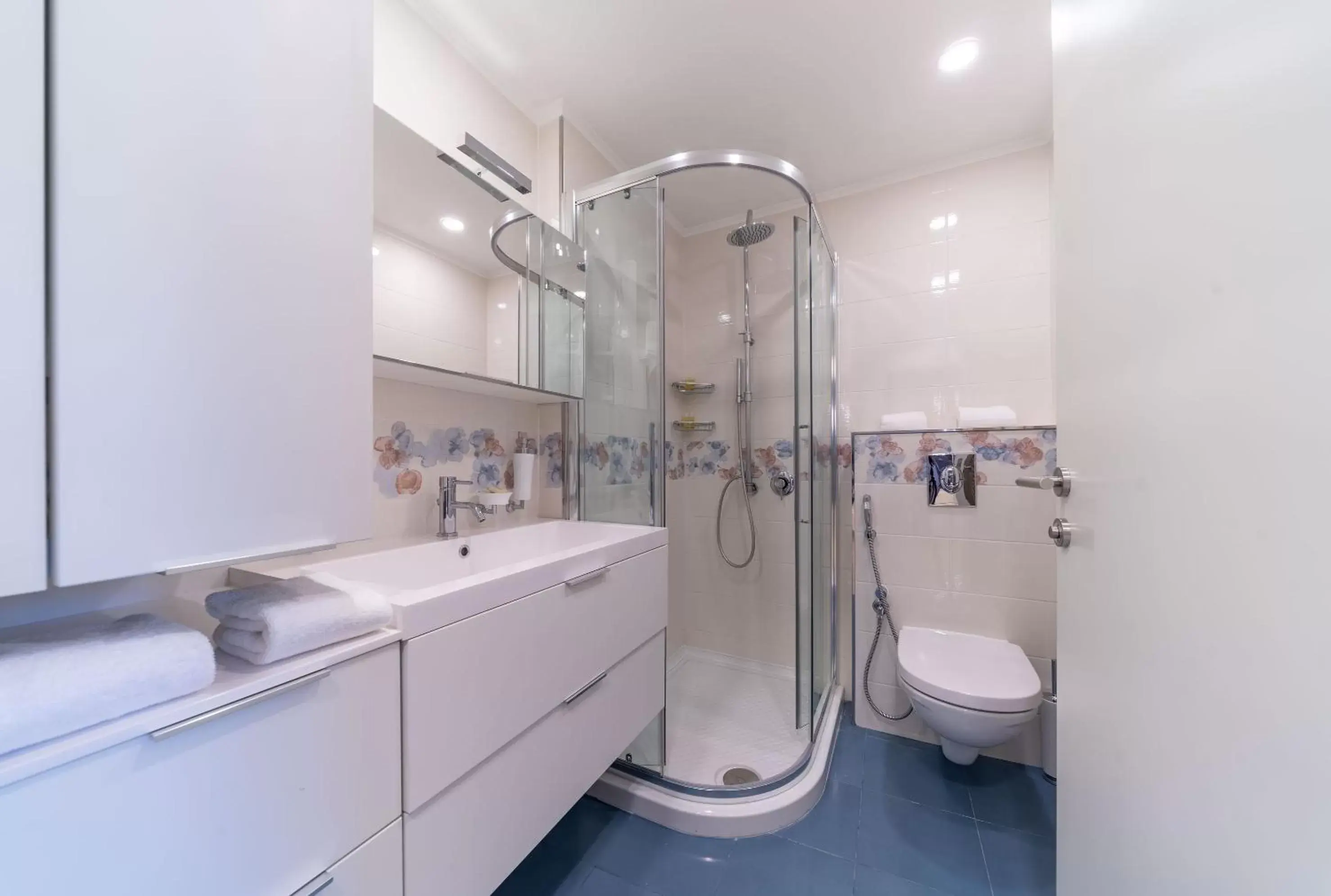 Shower, Bathroom in Hotel Harmonia by Dukley