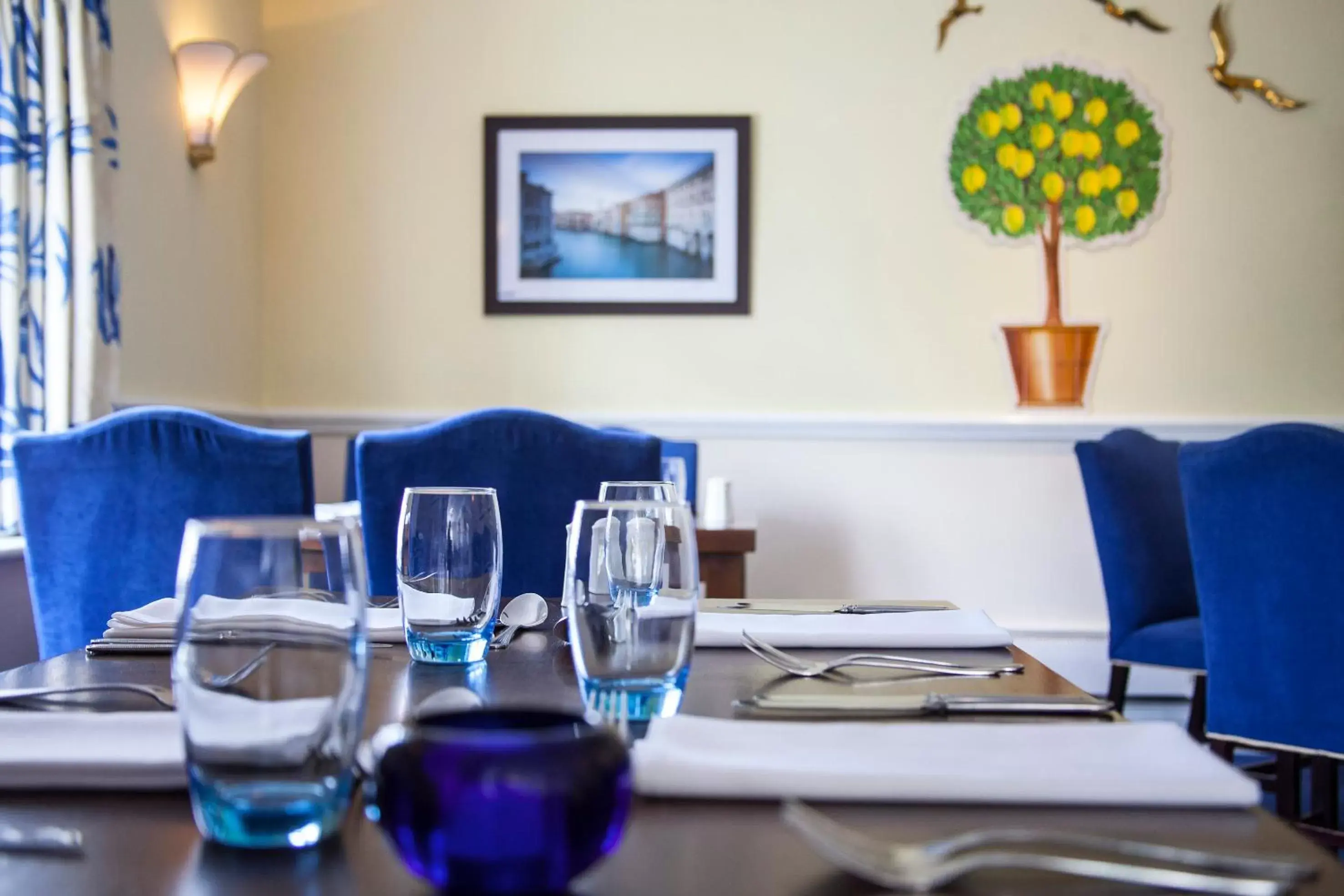 Restaurant/Places to Eat in The Walnut Tree Hotel